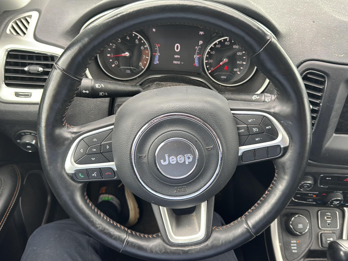 Used 2019 Billet Silver Metallic Clearcoat Jeep Latitude image 10