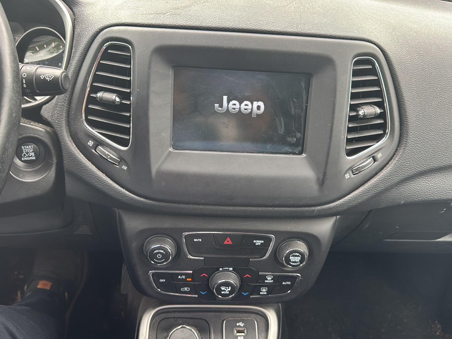 Used 2019 Billet Silver Metallic Clearcoat Jeep Latitude image 11