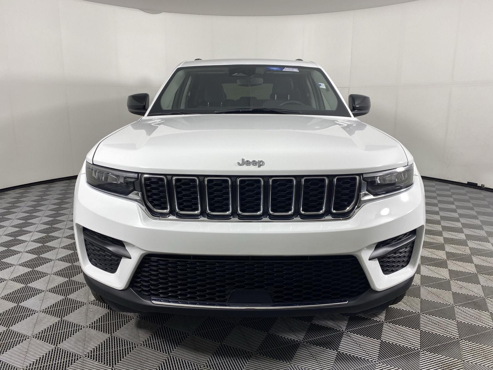 Used 2023 Bright White Clearcoat Jeep Laredo image 3