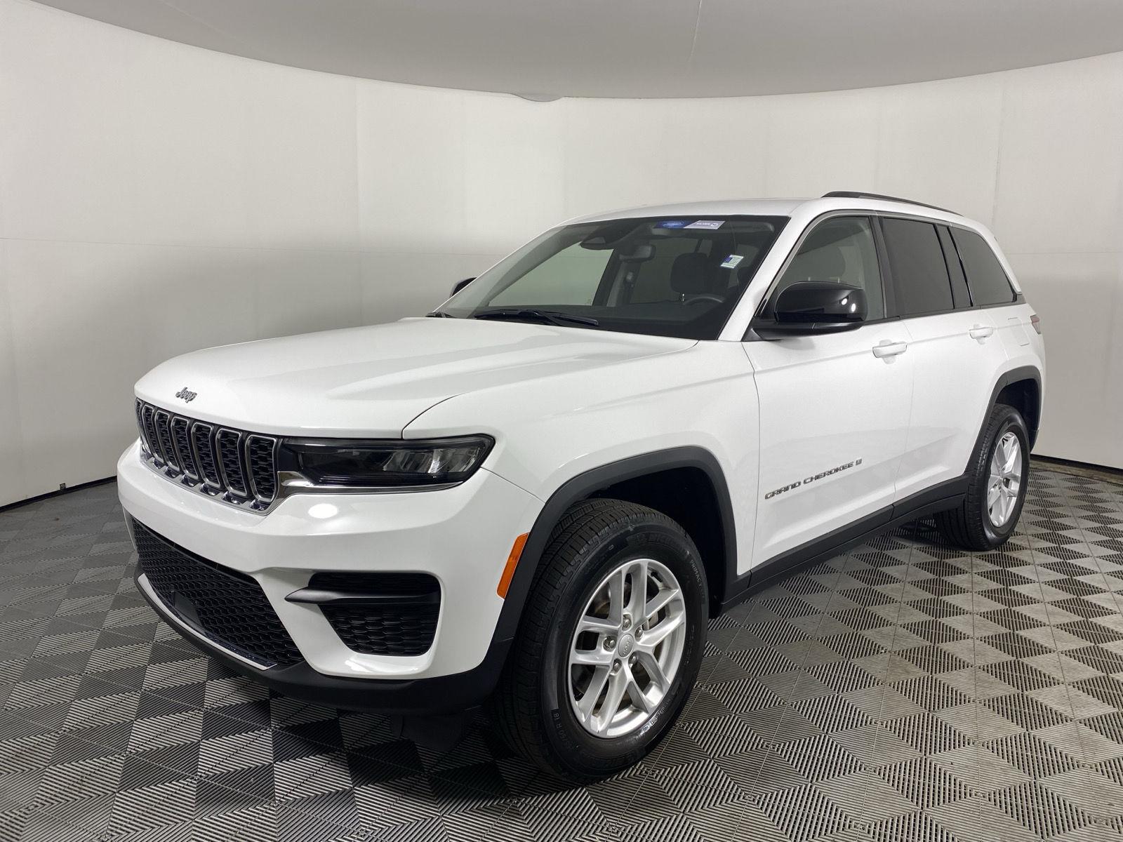 Used 2023 Bright White Clearcoat Jeep Laredo image 4