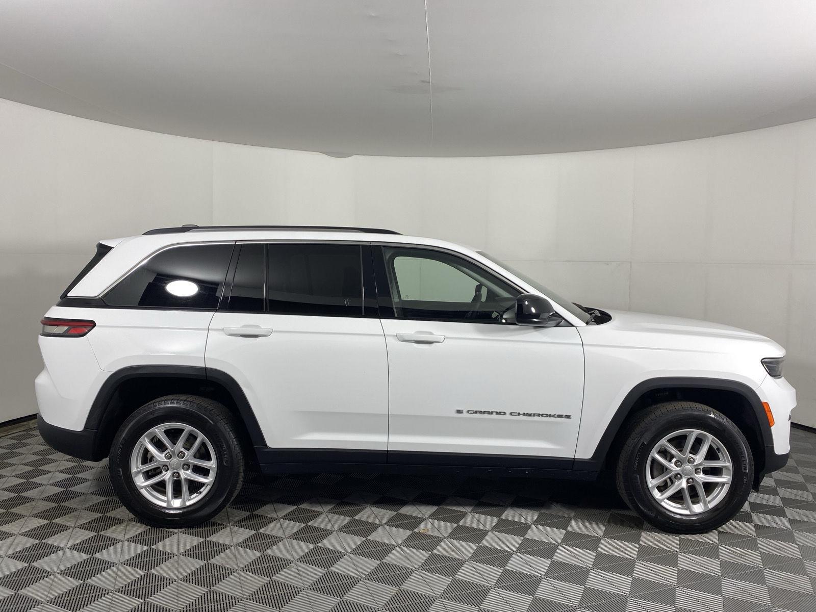 Used 2023 Bright White Clearcoat Jeep Laredo image 9