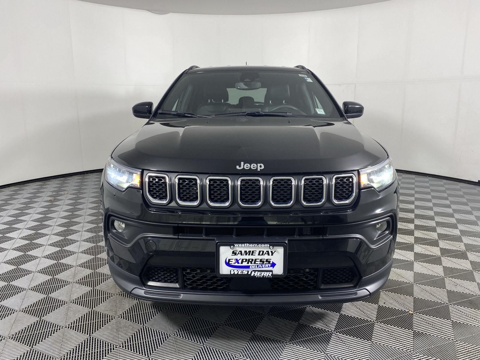 Used 2023 Diamond Black Crystal Pearlcoat Jeep Latitude image 2