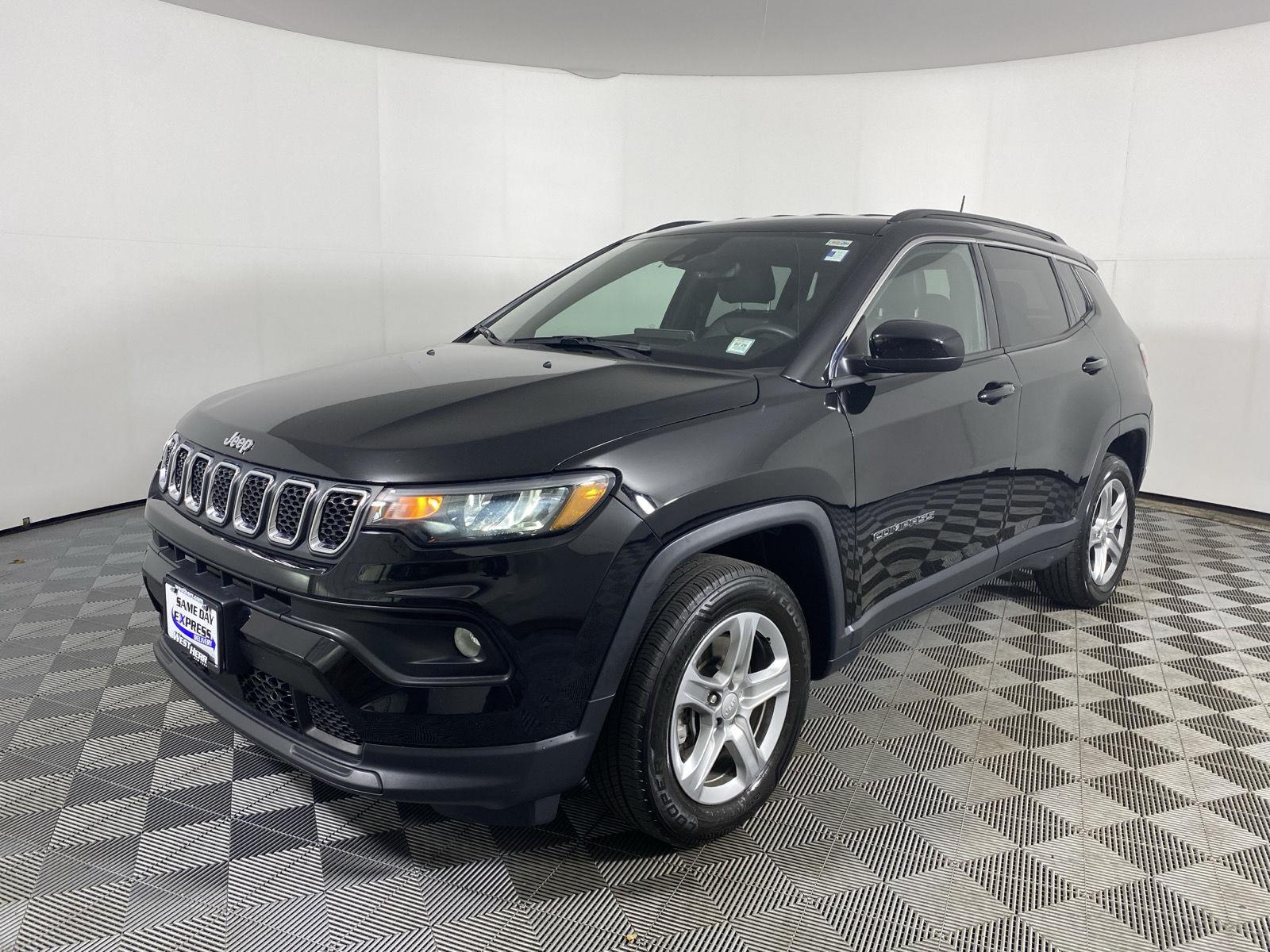 Used 2023 Diamond Black Crystal Pearlcoat Jeep Latitude image 8