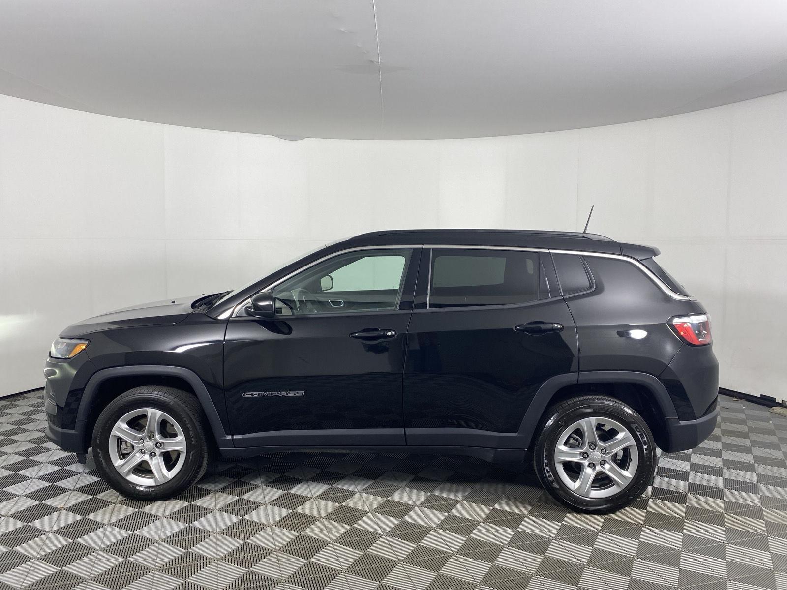 Used 2023 Diamond Black Crystal Pearlcoat Jeep Latitude image 9