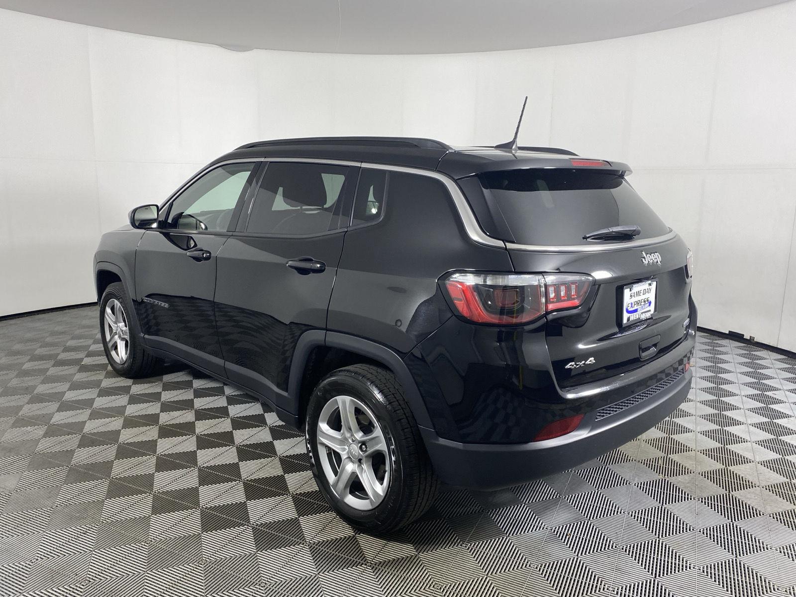 Used 2023 Diamond Black Crystal Pearlcoat Jeep Latitude image 10
