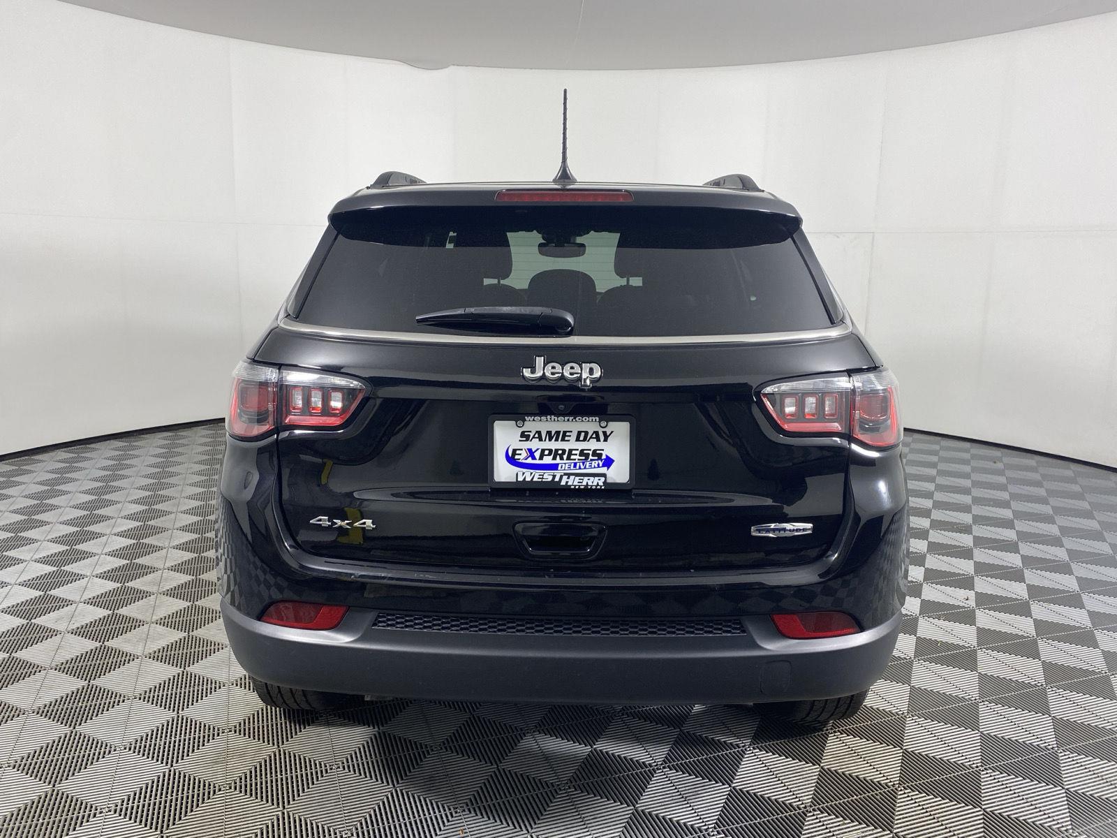 Used 2023 Diamond Black Crystal Pearlcoat Jeep Latitude image 11