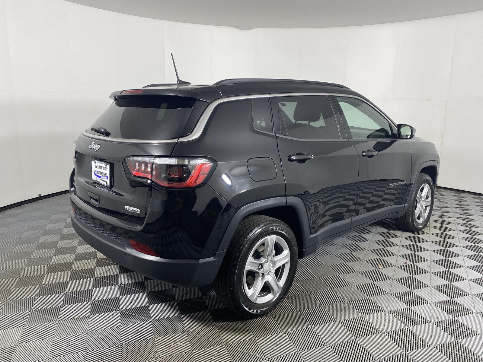 Used 2023 Diamond Black Crystal Pearlcoat Jeep Latitude image 5