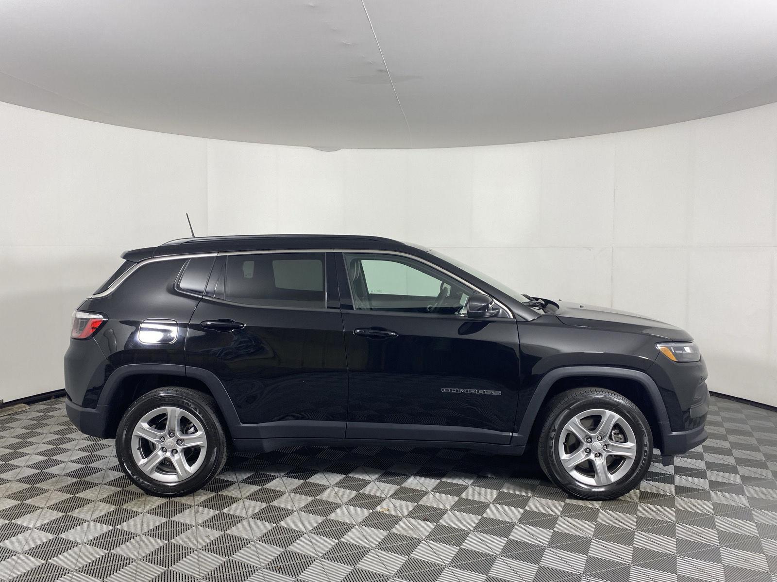 Used 2023 Diamond Black Crystal Pearlcoat Jeep Latitude image 8