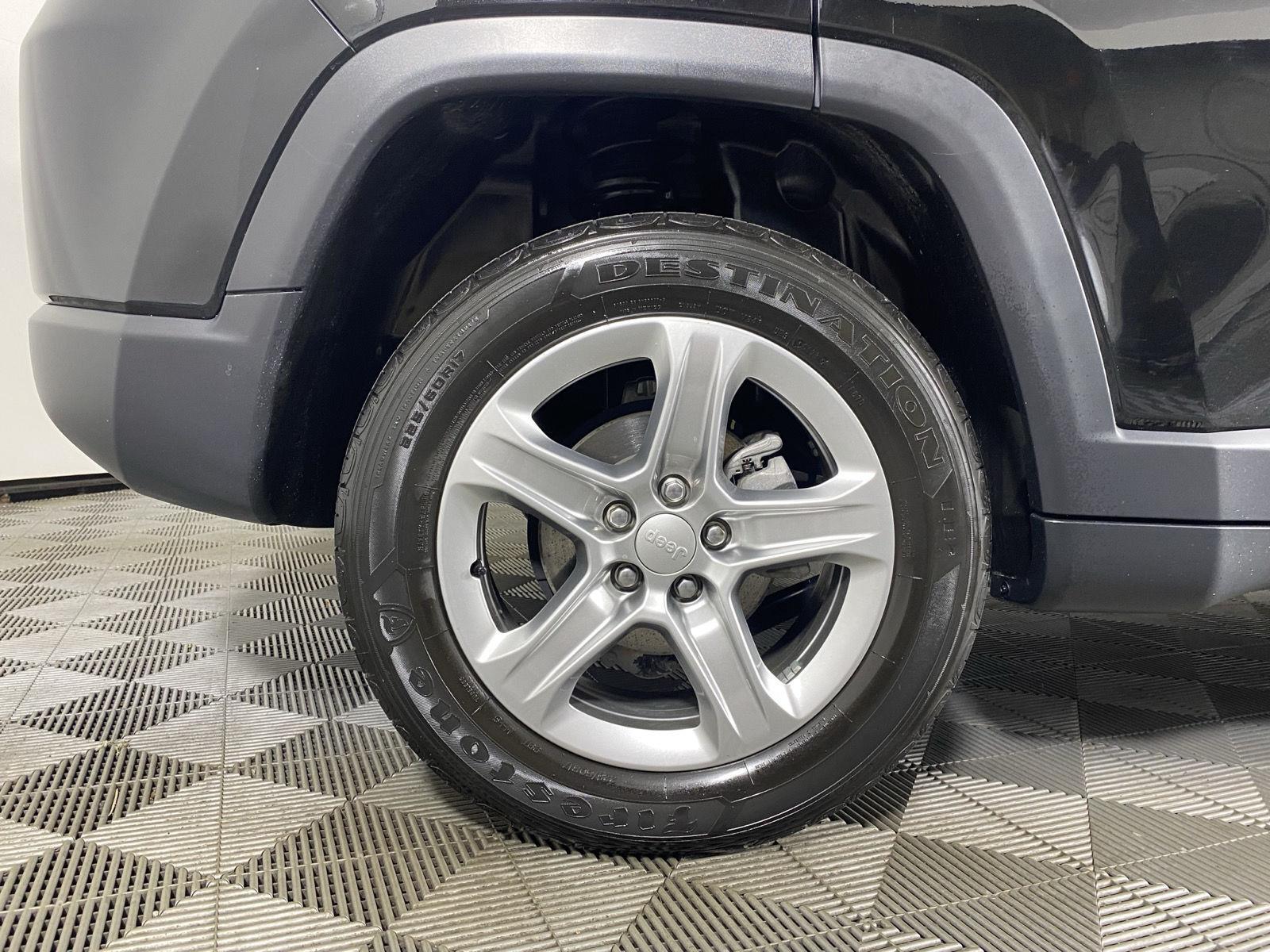 Used 2023 Diamond Black Crystal Pearlcoat Jeep Latitude image 12