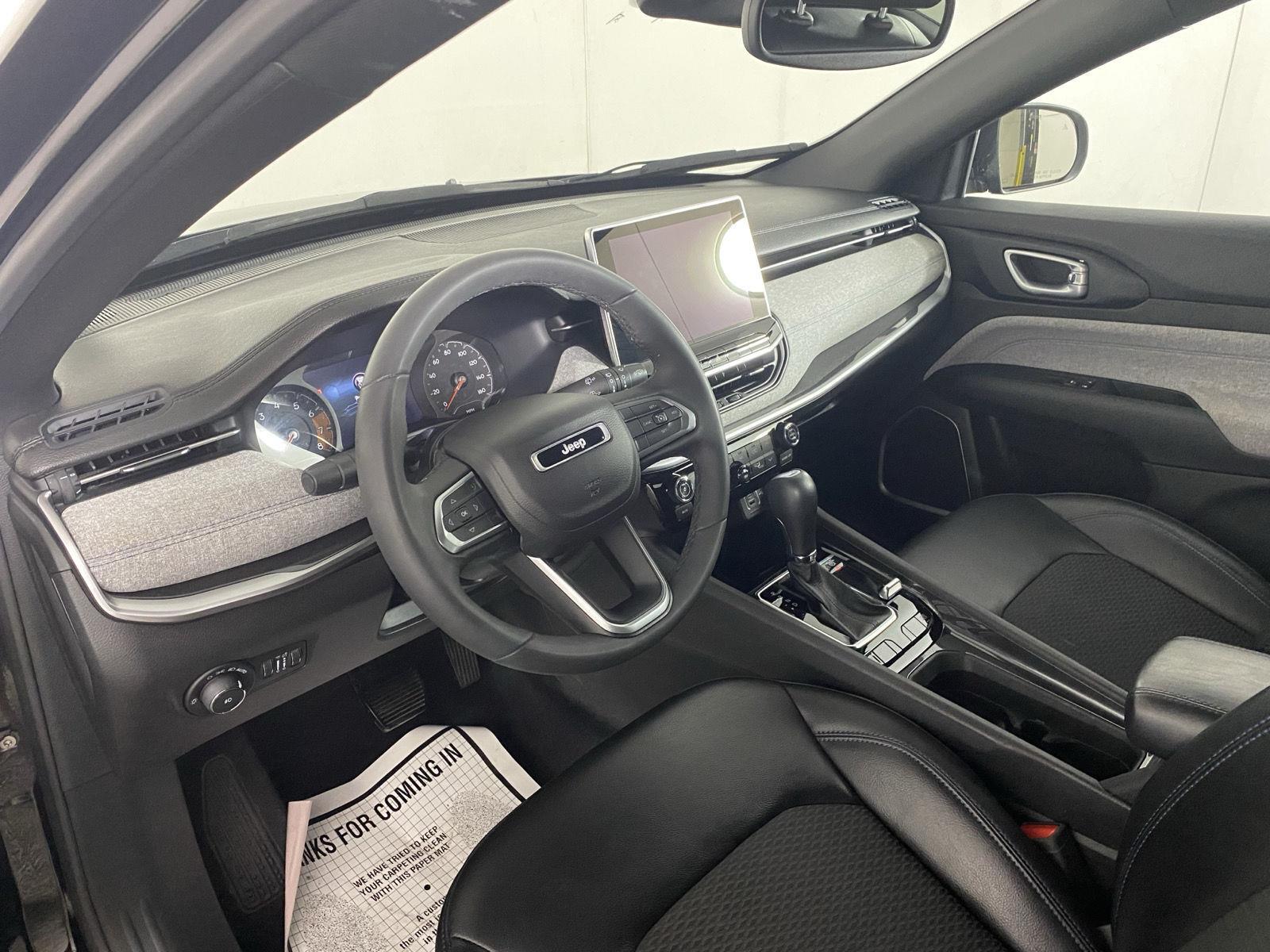 Used 2023 Diamond Black Crystal Pearlcoat Jeep Latitude image 10