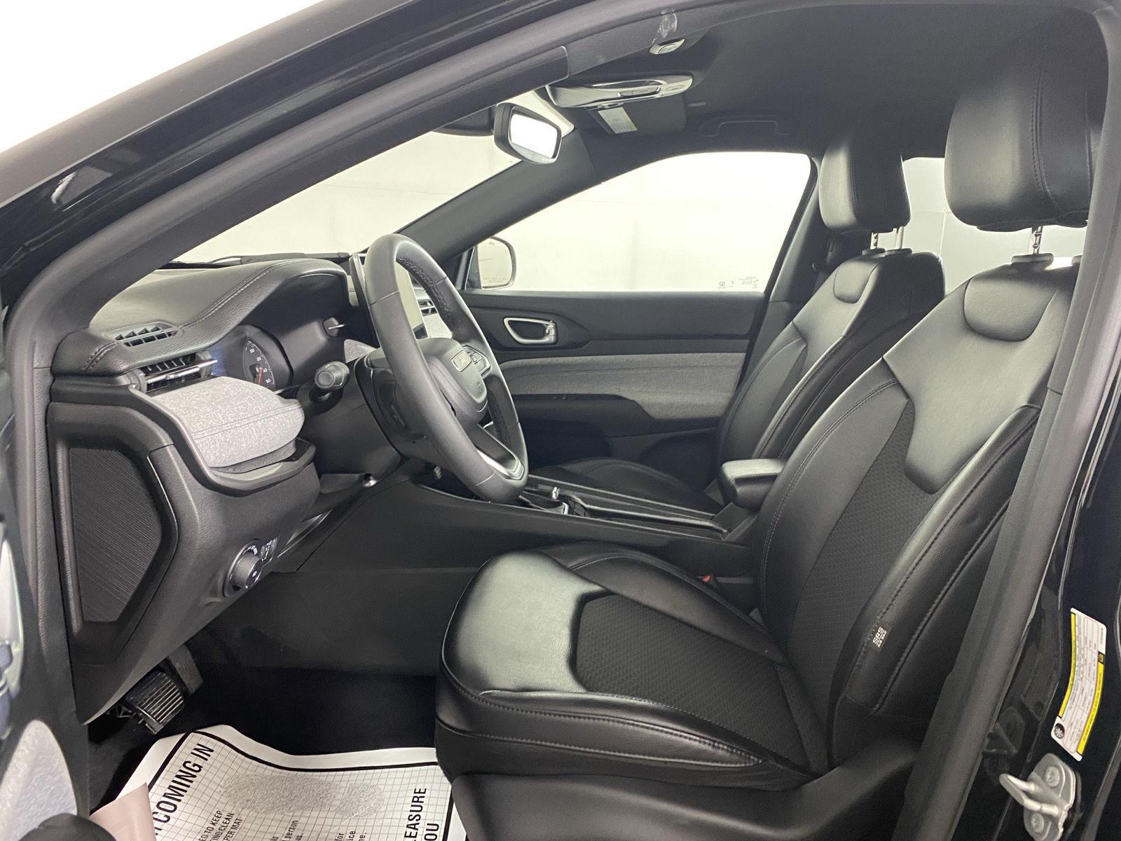 Used 2023 Diamond Black Crystal Pearlcoat Jeep Latitude image 7