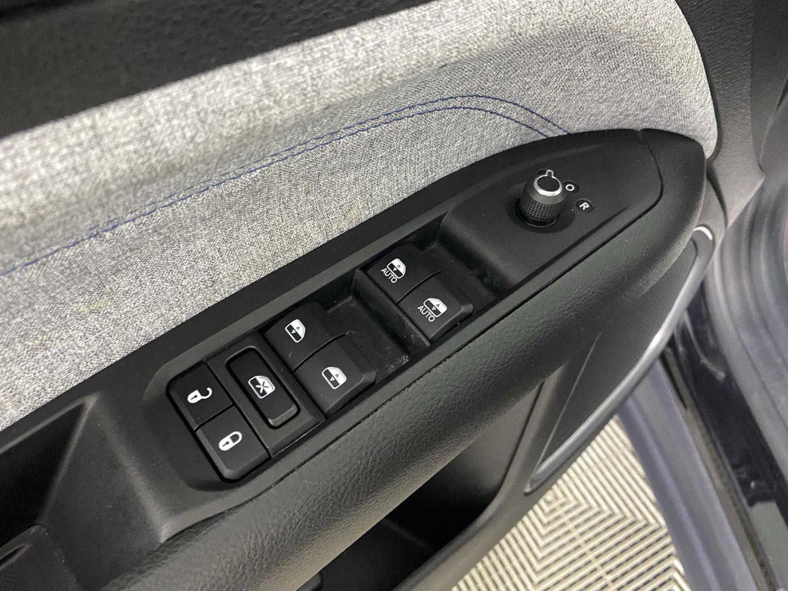 Used 2023 Diamond Black Crystal Pearlcoat Jeep Latitude image 13