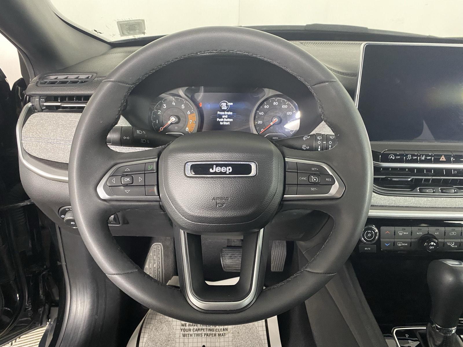 Used 2023 Diamond Black Crystal Pearlcoat Jeep Latitude image 14