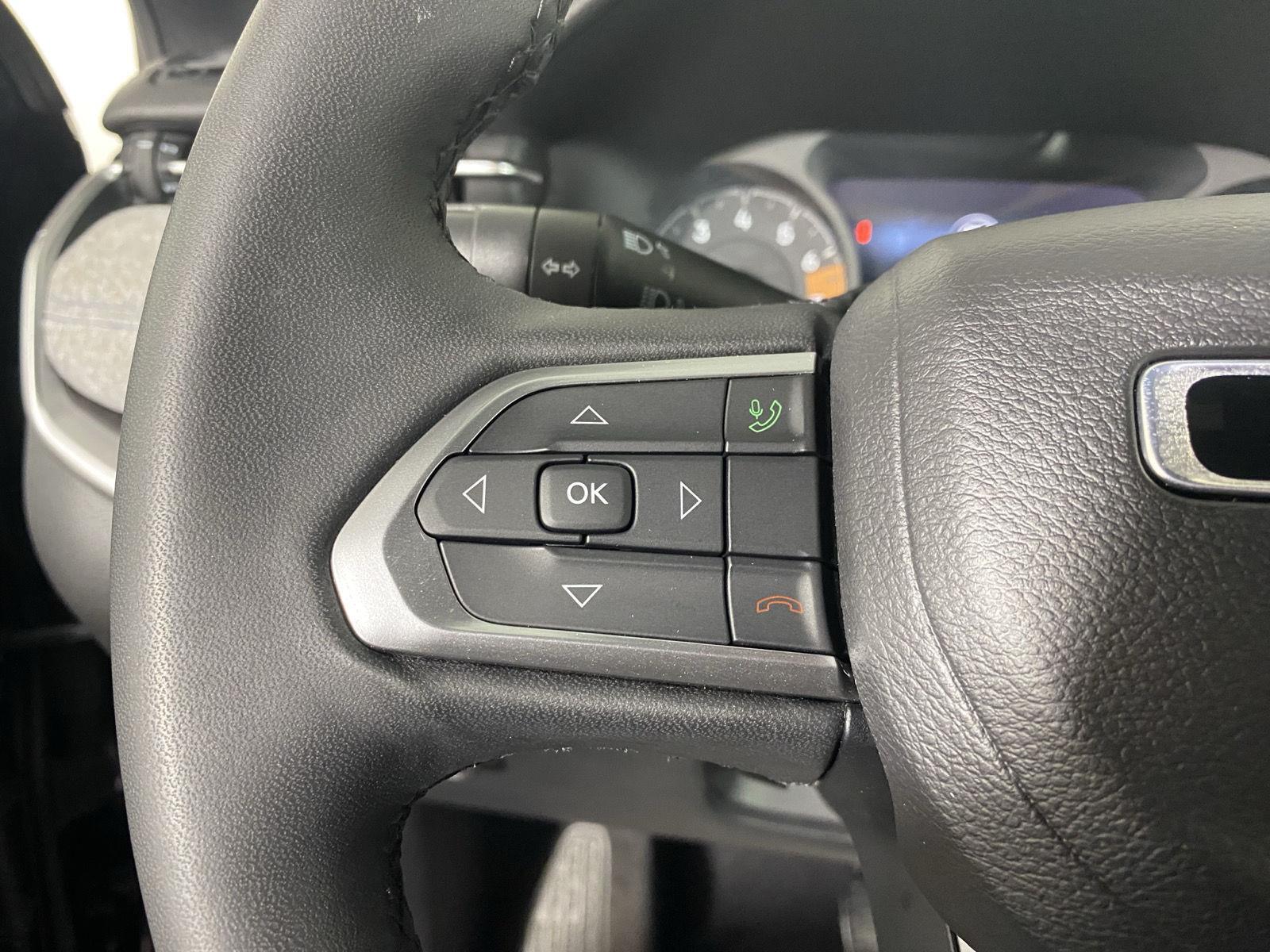 Used 2023 Diamond Black Crystal Pearlcoat Jeep Latitude image 15