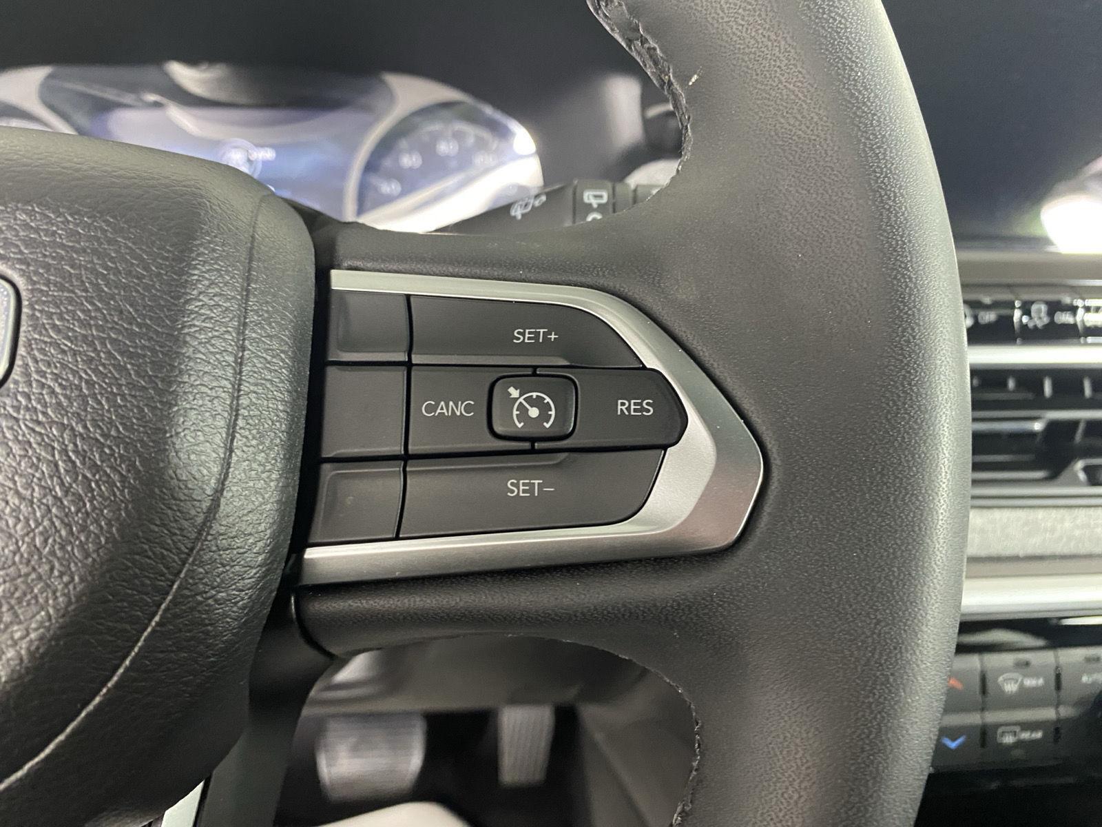 Used 2023 Diamond Black Crystal Pearlcoat Jeep Latitude image 18
