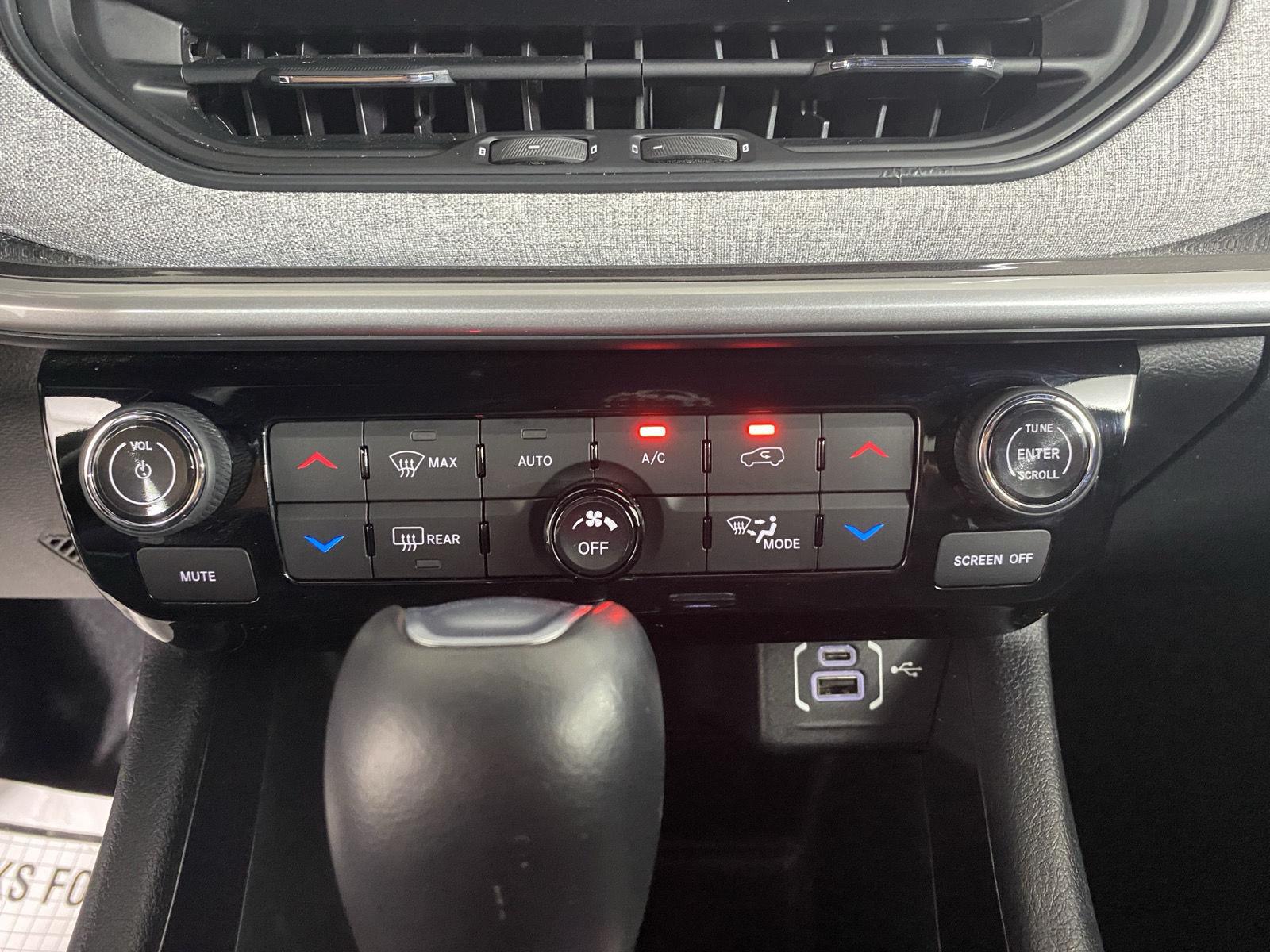 Used 2023 Diamond Black Crystal Pearlcoat Jeep Latitude image 21