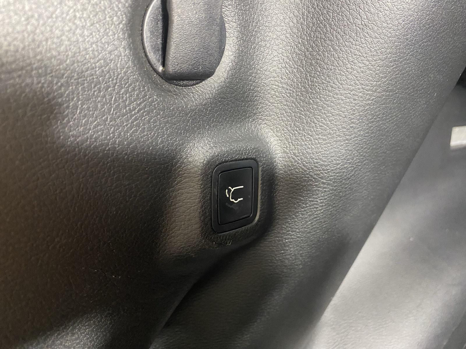 Used 2023 Diamond Black Crystal Pearlcoat Jeep Latitude image 28