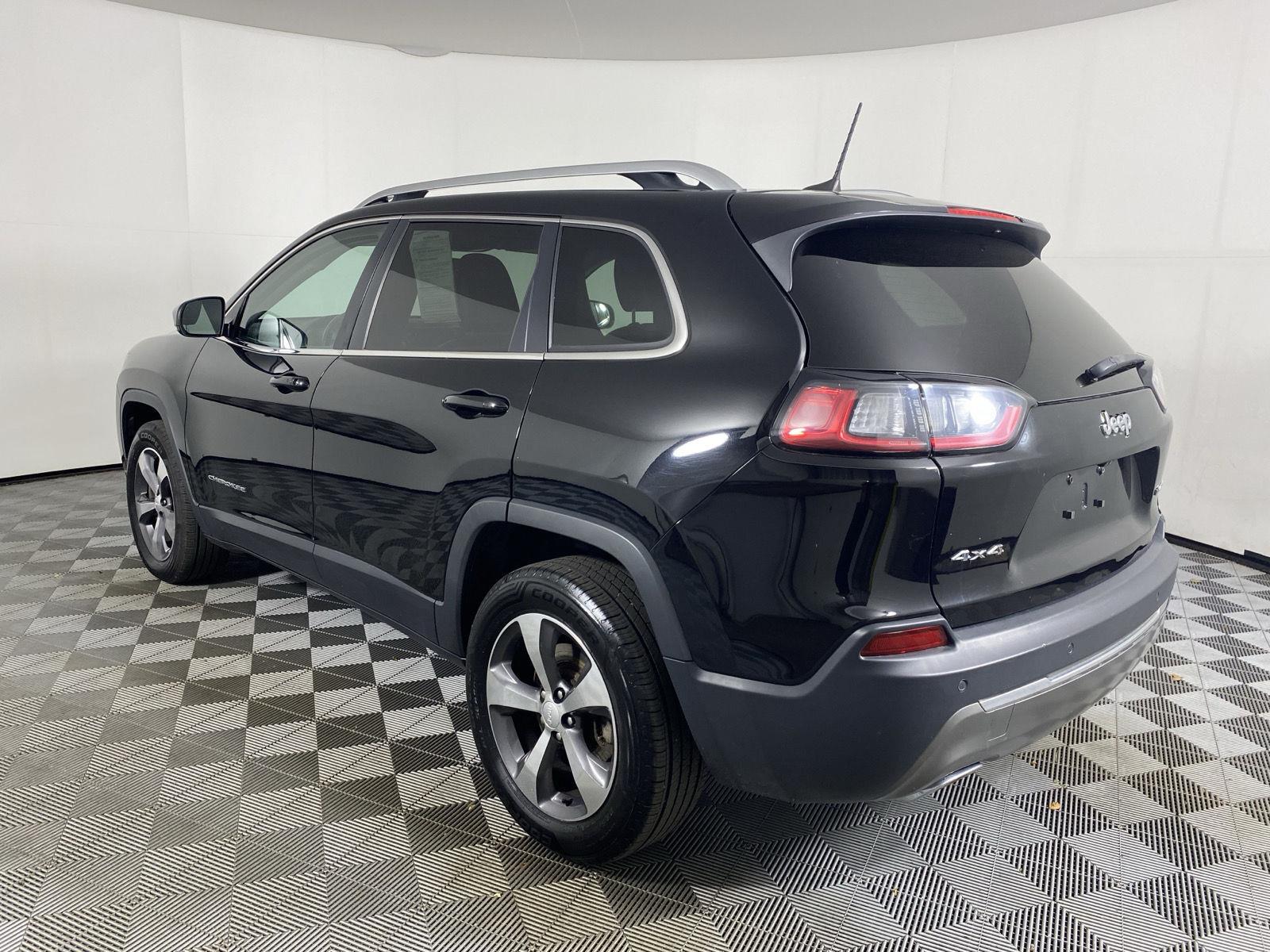 Used 2019 Diamond Black Crystal Pearlcoat Jeep Limited image 9