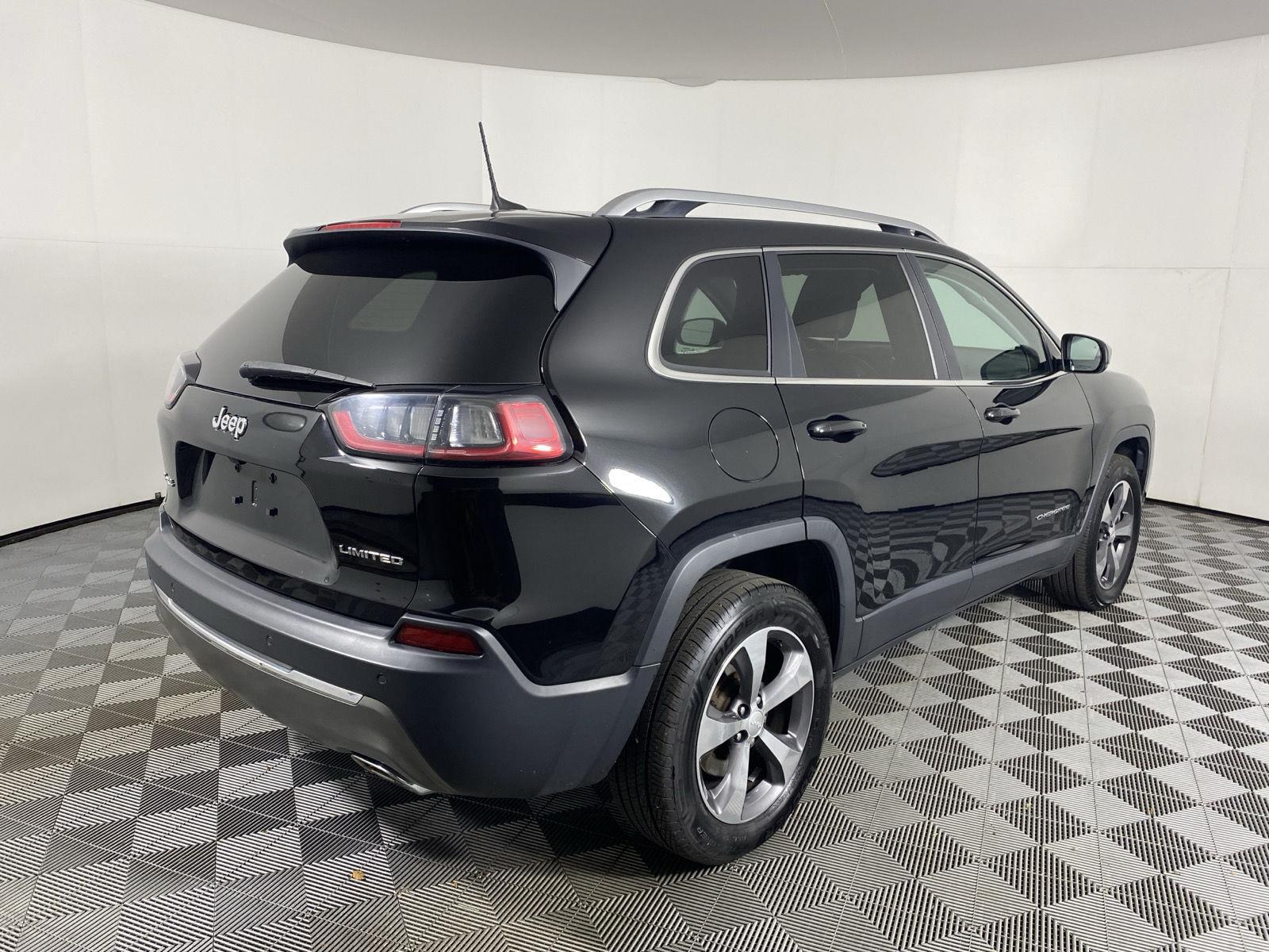 Used 2019 Diamond Black Crystal Pearlcoat Jeep Limited image 3