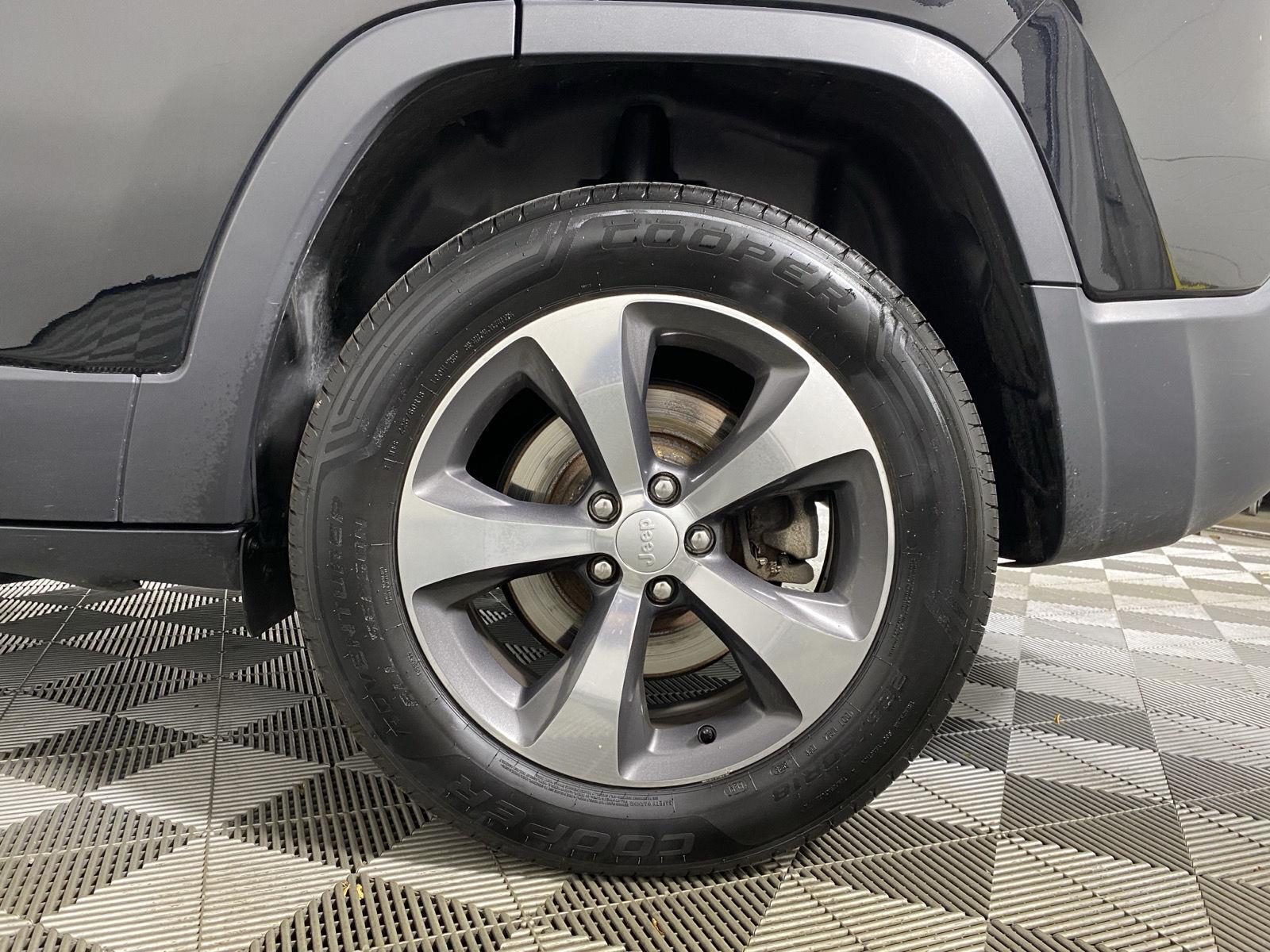 Used 2019 Diamond Black Crystal Pearlcoat Jeep Limited image 10