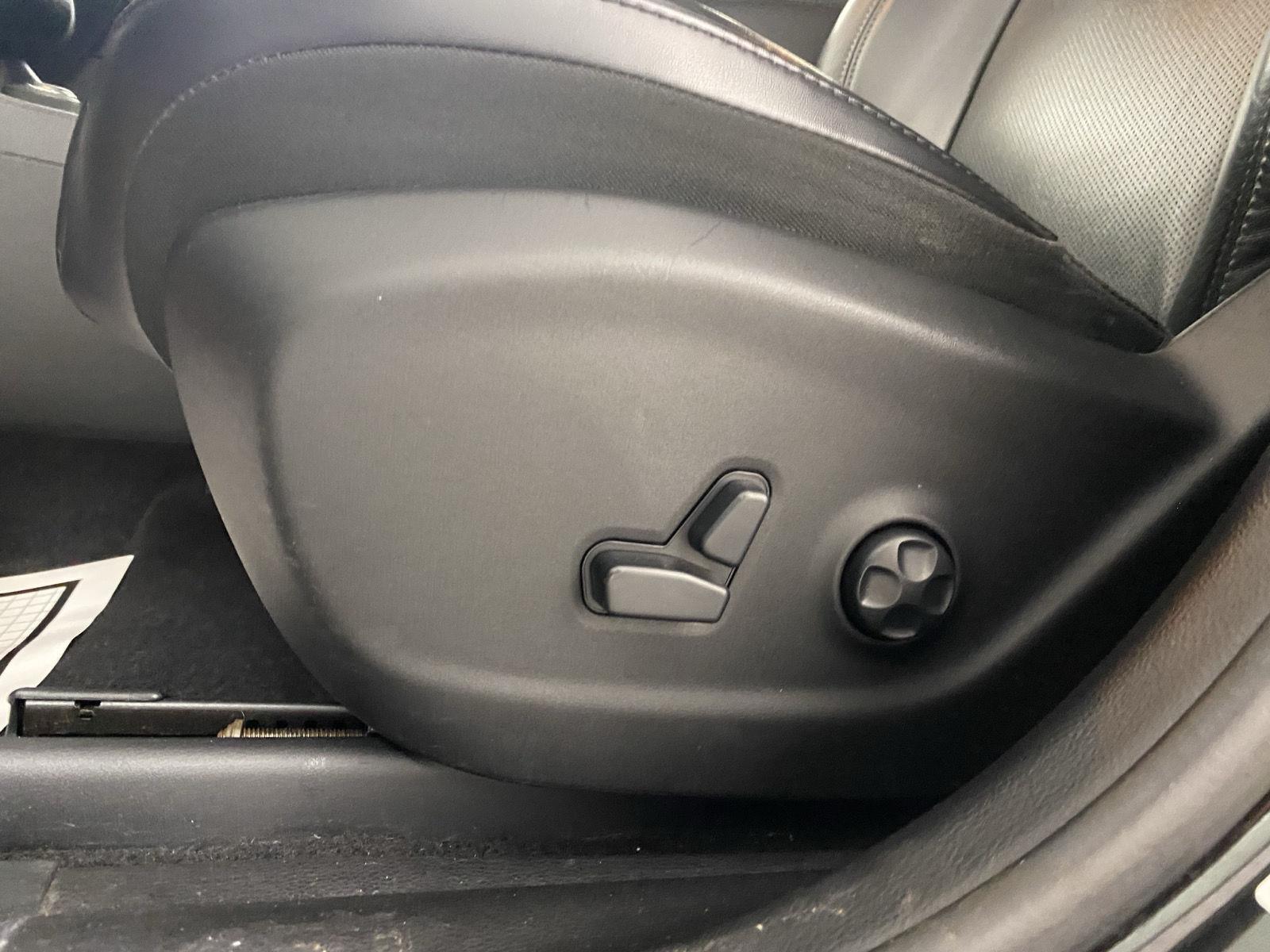 Used 2019 Diamond Black Crystal Pearlcoat Jeep Limited image 14