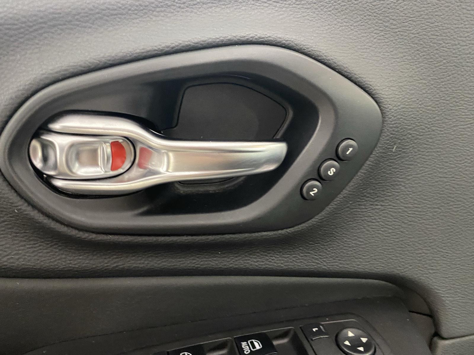 Used 2019 Diamond Black Crystal Pearlcoat Jeep Limited image 15