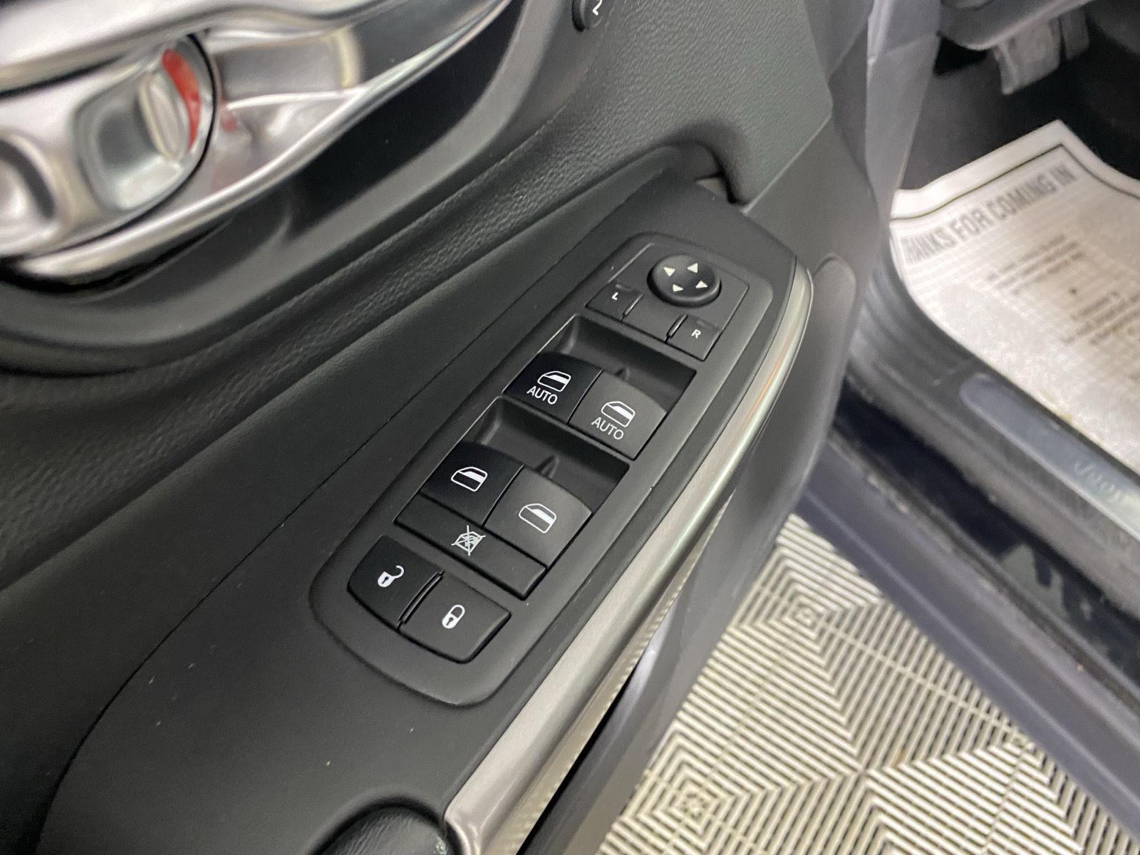 Used 2019 Diamond Black Crystal Pearlcoat Jeep Limited image 16