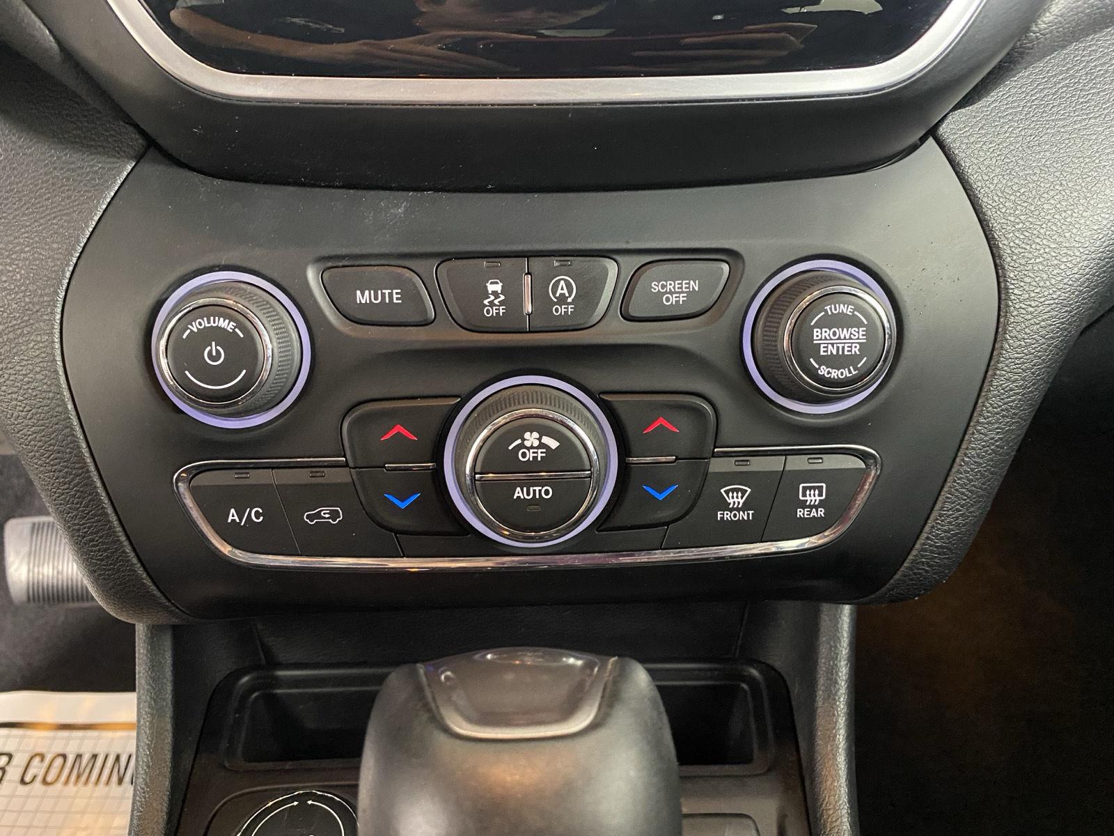 Used 2019 Diamond Black Crystal Pearlcoat Jeep Limited image 23