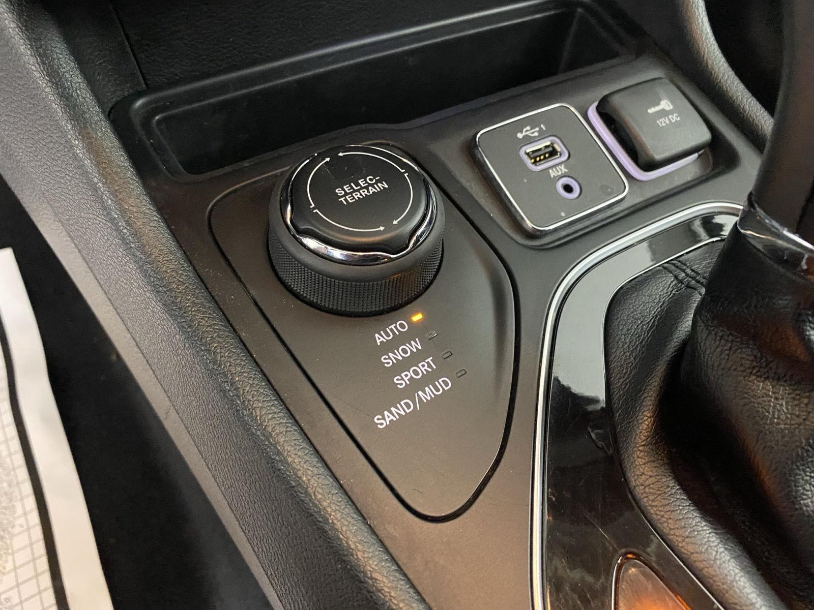 Used 2019 Diamond Black Crystal Pearlcoat Jeep Limited image 24