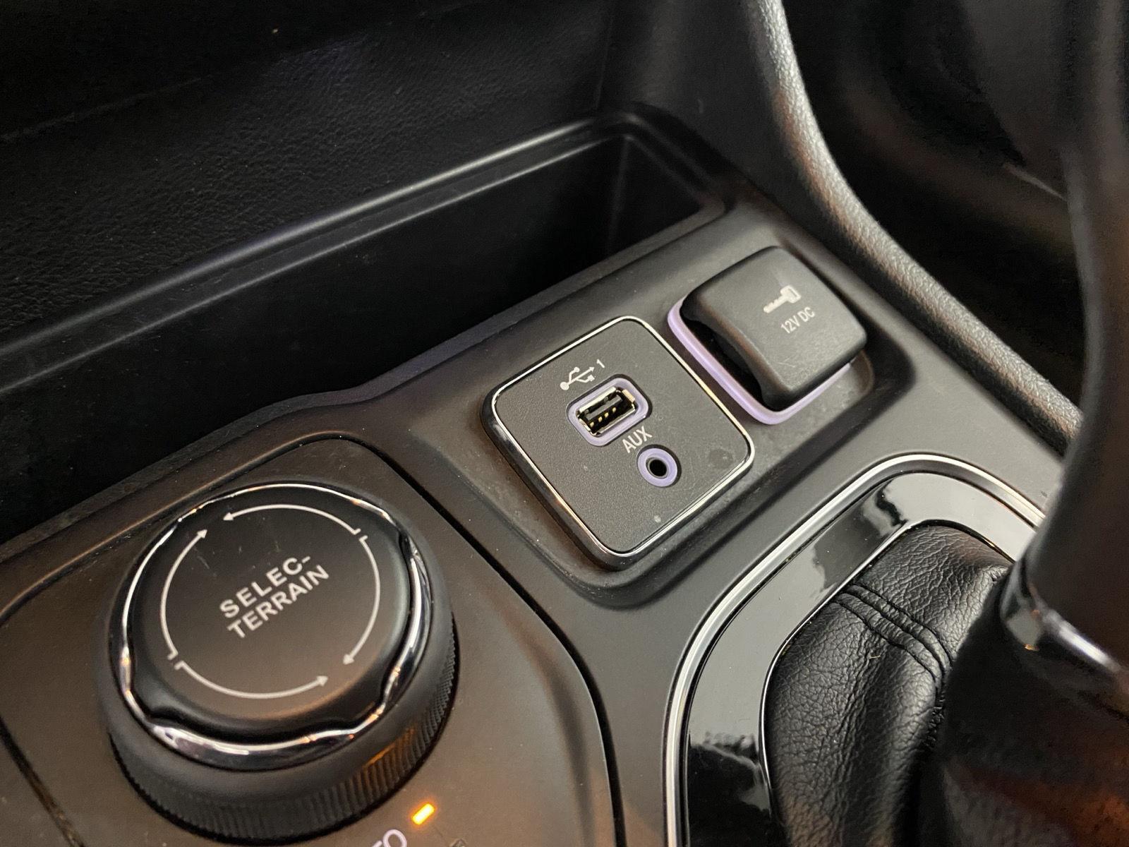 Used 2019 Diamond Black Crystal Pearlcoat Jeep Limited image 25