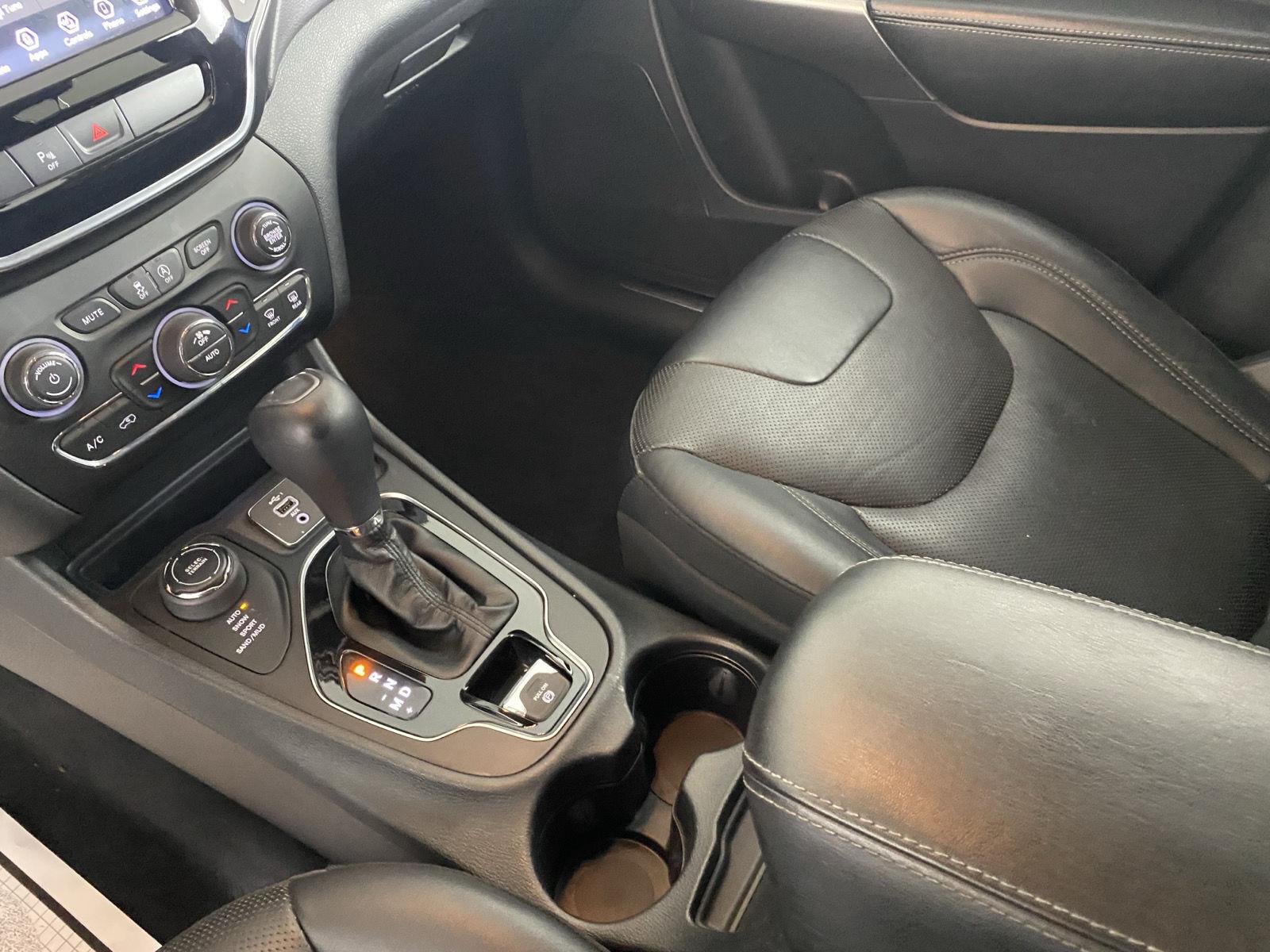 Used 2019 Diamond Black Crystal Pearlcoat Jeep Limited image 26