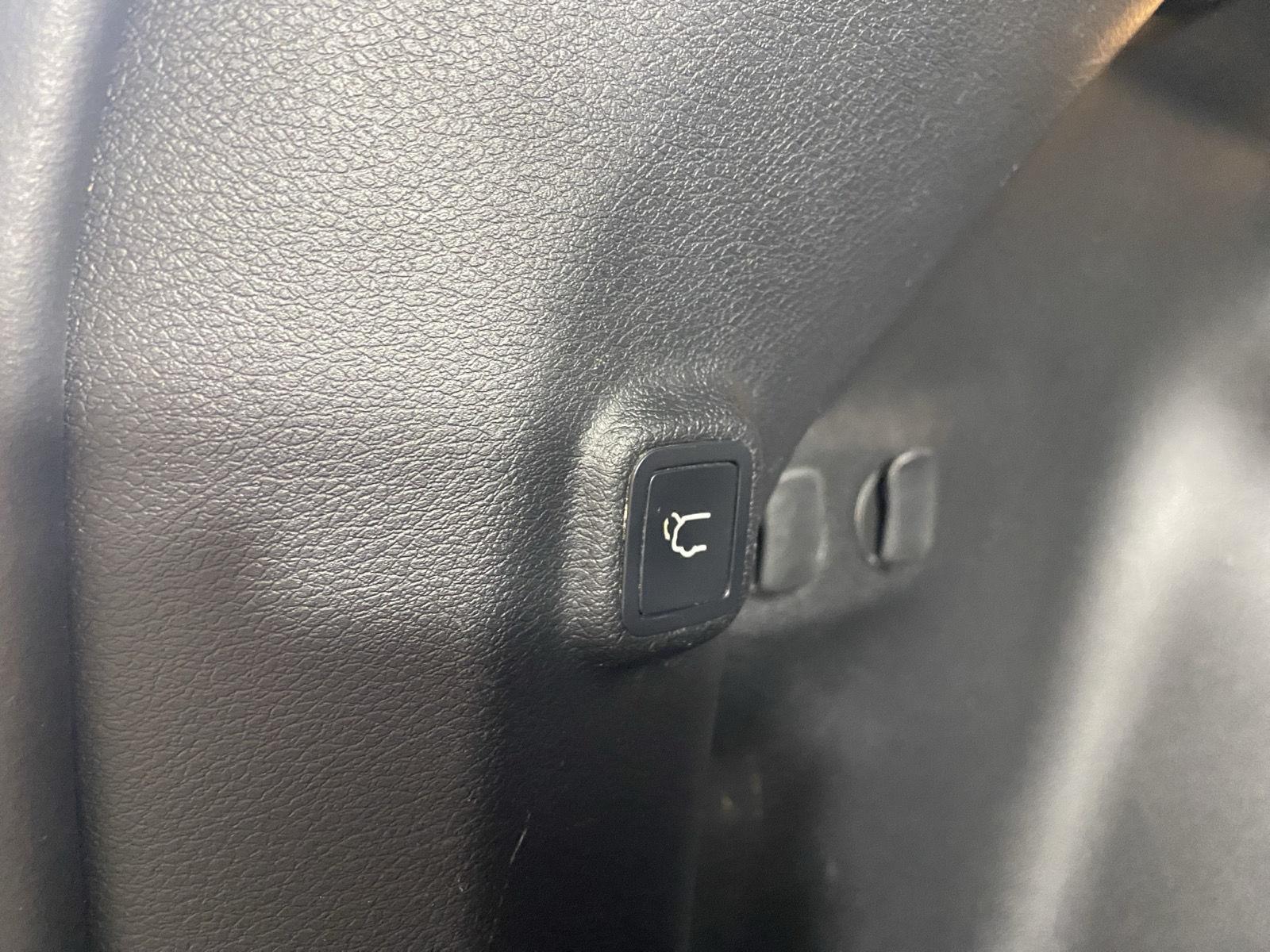 Used 2019 Diamond Black Crystal Pearlcoat Jeep Limited image 13
