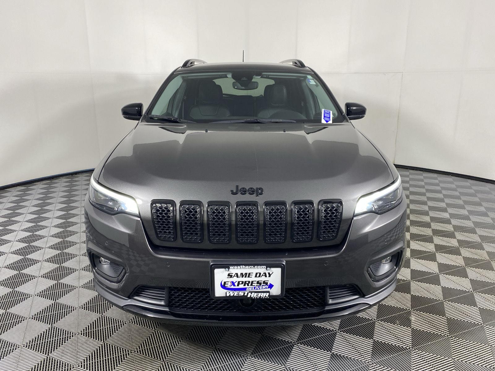 Used 2023 Granite Crystal Metallic Clearcoat Jeep Altitude Lux image 2
