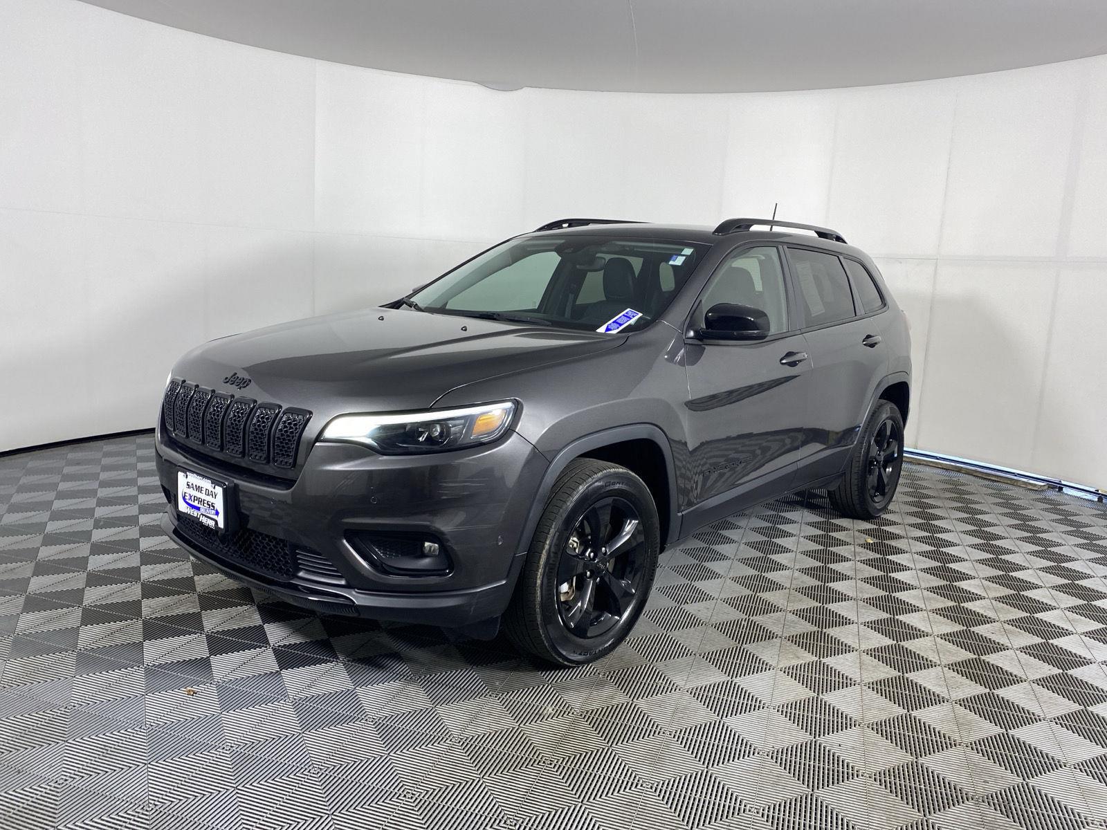 Used 2023 Granite Crystal Metallic Clearcoat Jeep Altitude Lux image 3