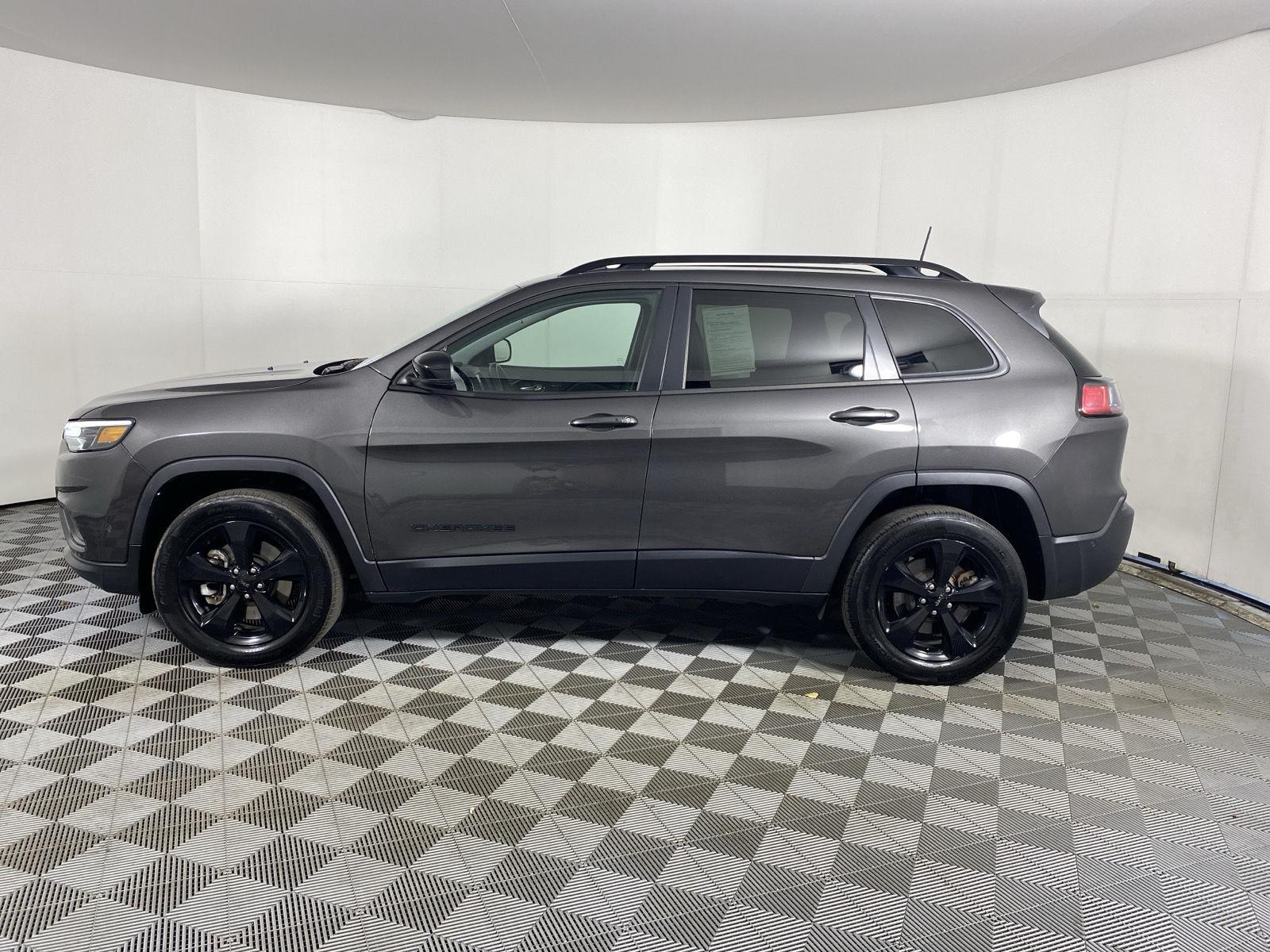 Used 2023 Granite Crystal Metallic Clearcoat Jeep Altitude Lux image 4