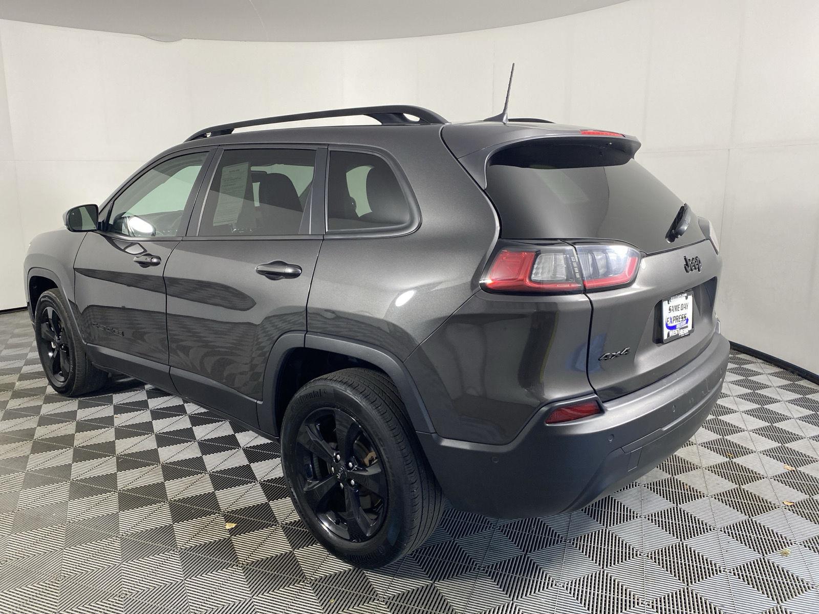 Used 2023 Granite Crystal Metallic Clearcoat Jeep Altitude Lux image 5