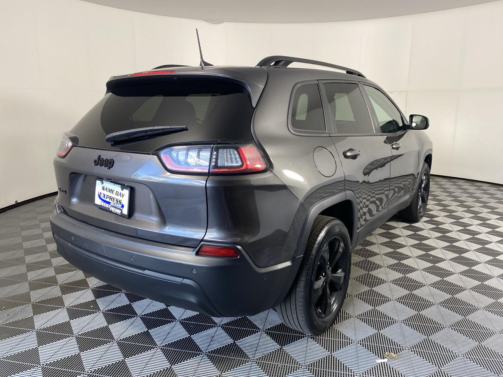Used 2023 Granite Crystal Metallic Clearcoat Jeep Altitude Lux image 9