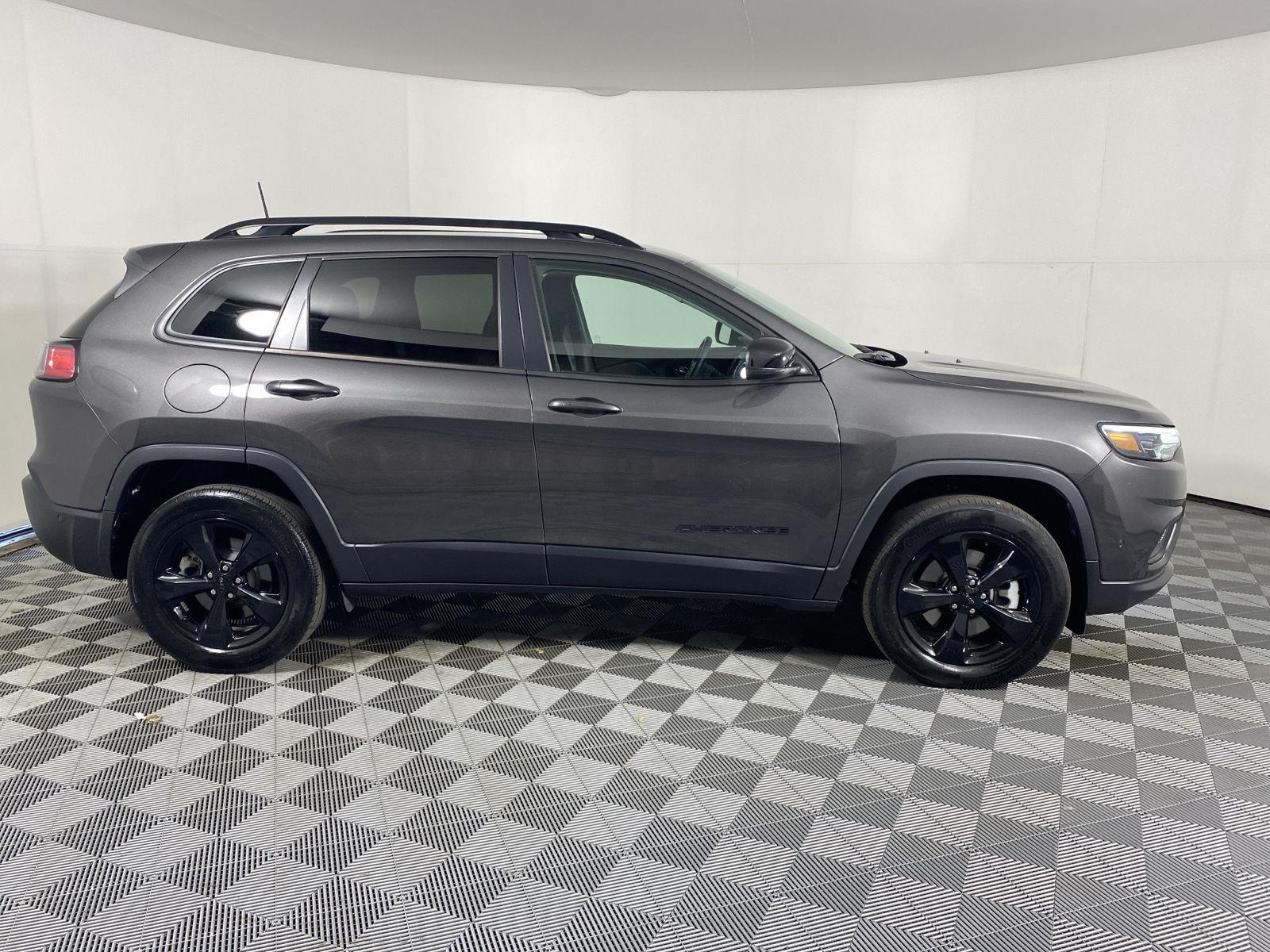 Used 2023 Granite Crystal Metallic Clearcoat Jeep Altitude Lux image 10