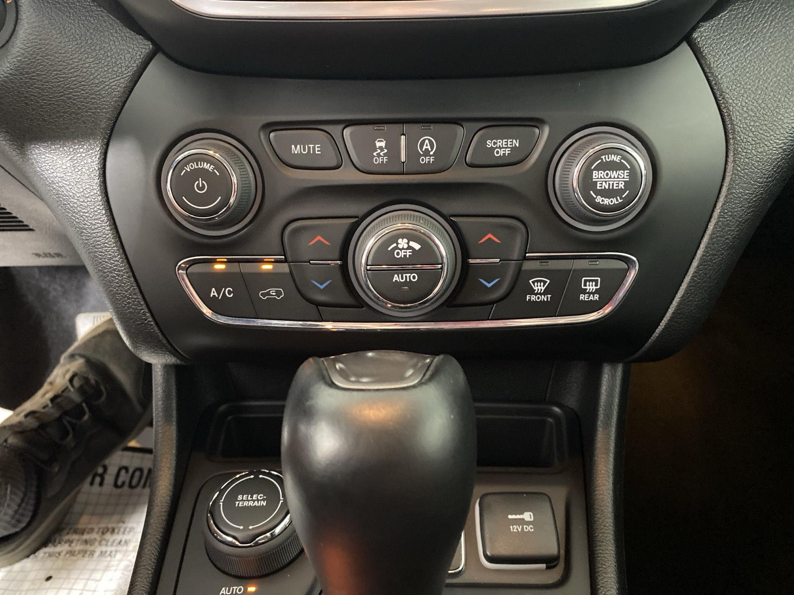 Used 2023 Granite Crystal Metallic Clearcoat Jeep Altitude Lux image 21