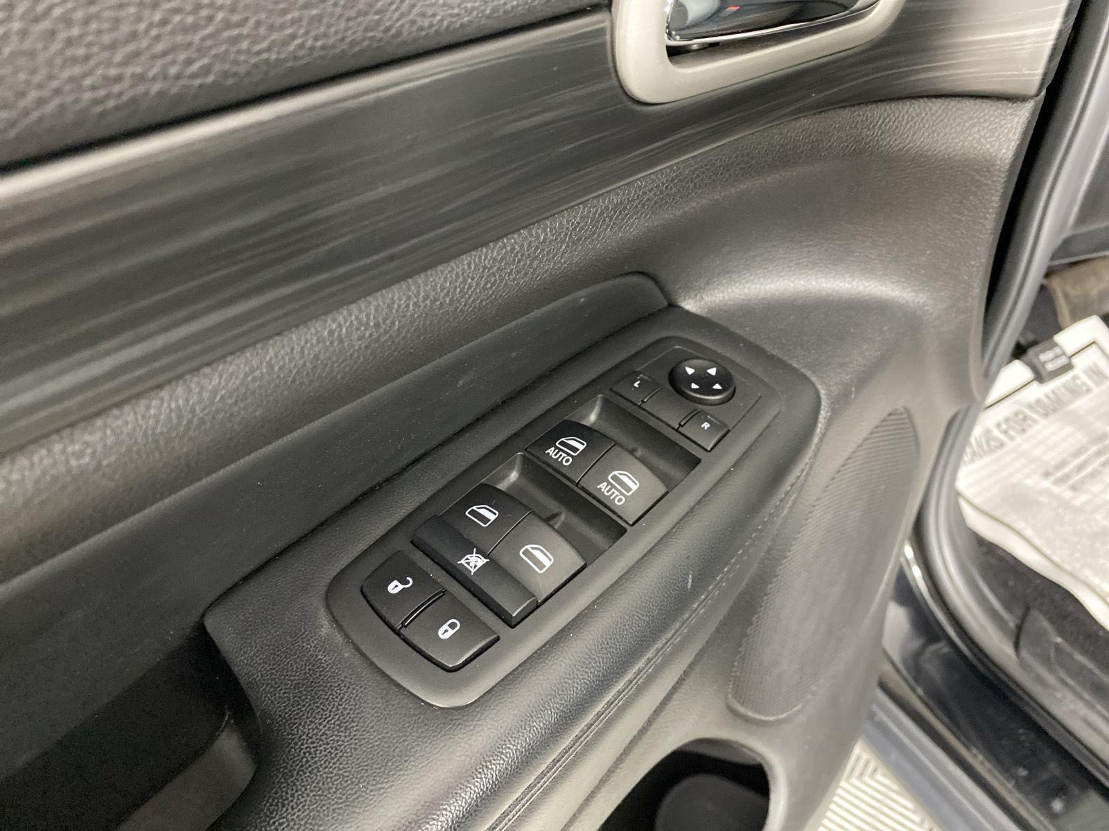Used 2020 Diamond Black Crystal Pearlcoat Jeep North image 27