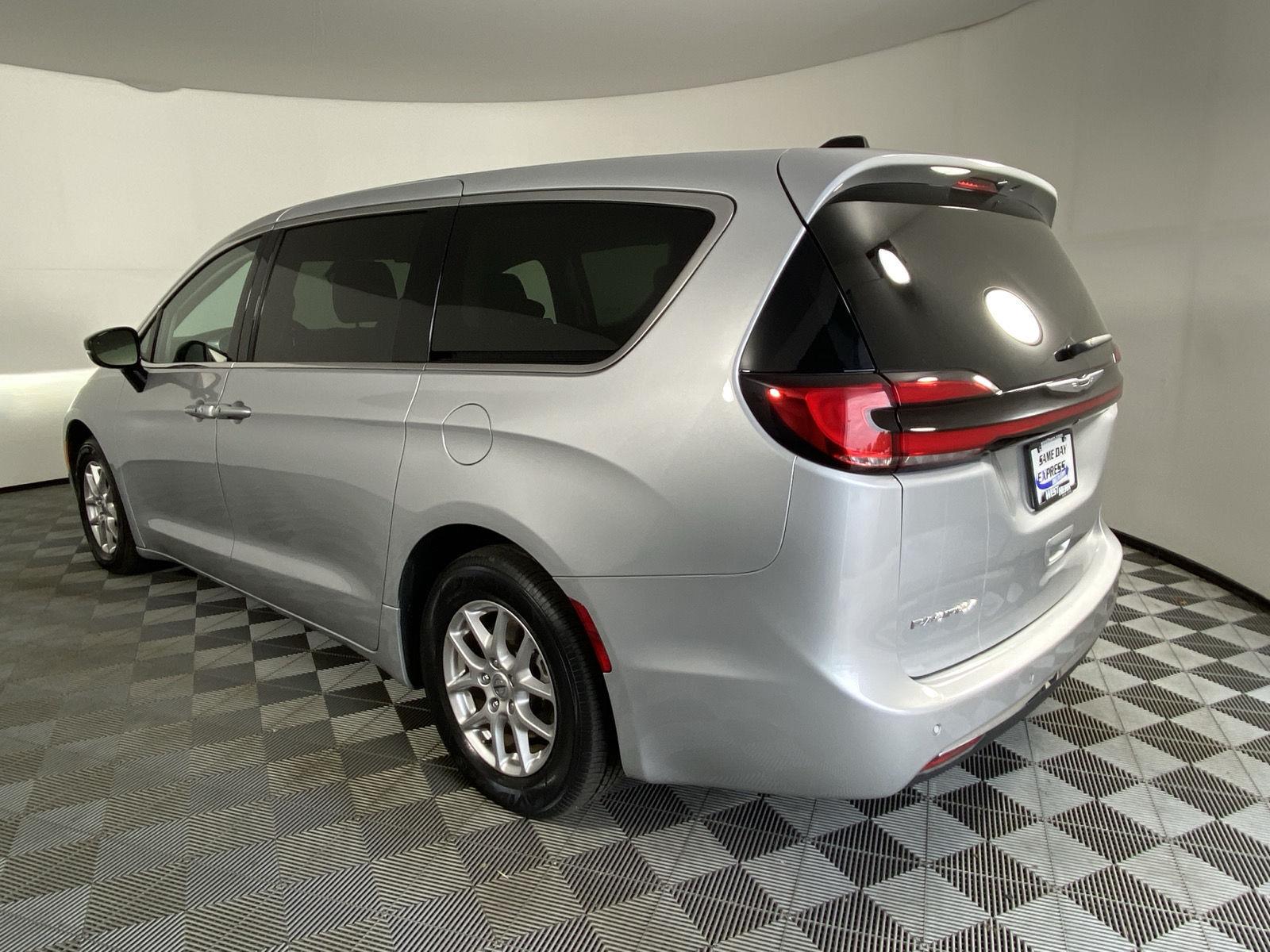 Certified Used 2024 Silver Mist Clearcoat Chrysler Touring L image 15