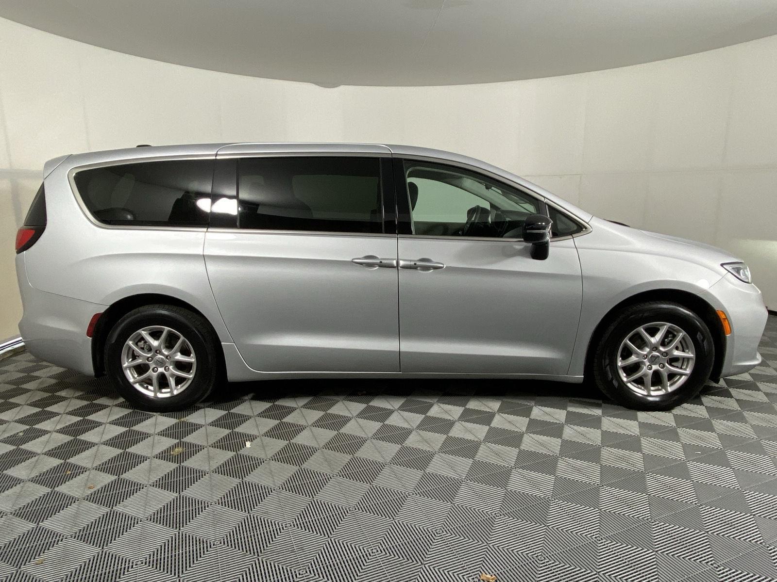 Certified Used 2024 Silver Mist Clearcoat Chrysler Touring L image 3