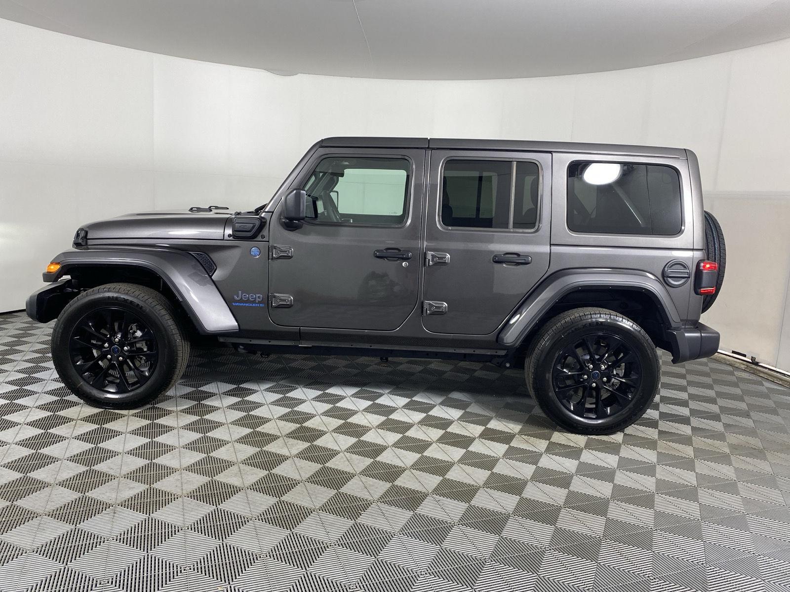 Used 2025 Granite Crystal Metallic Clearcoat Jeep Sahara image 12
