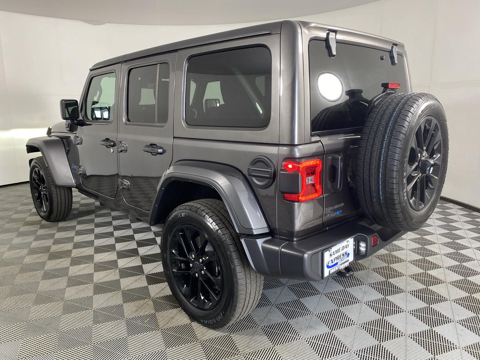 Used 2025 Granite Crystal Metallic Clearcoat Jeep Sahara image 13