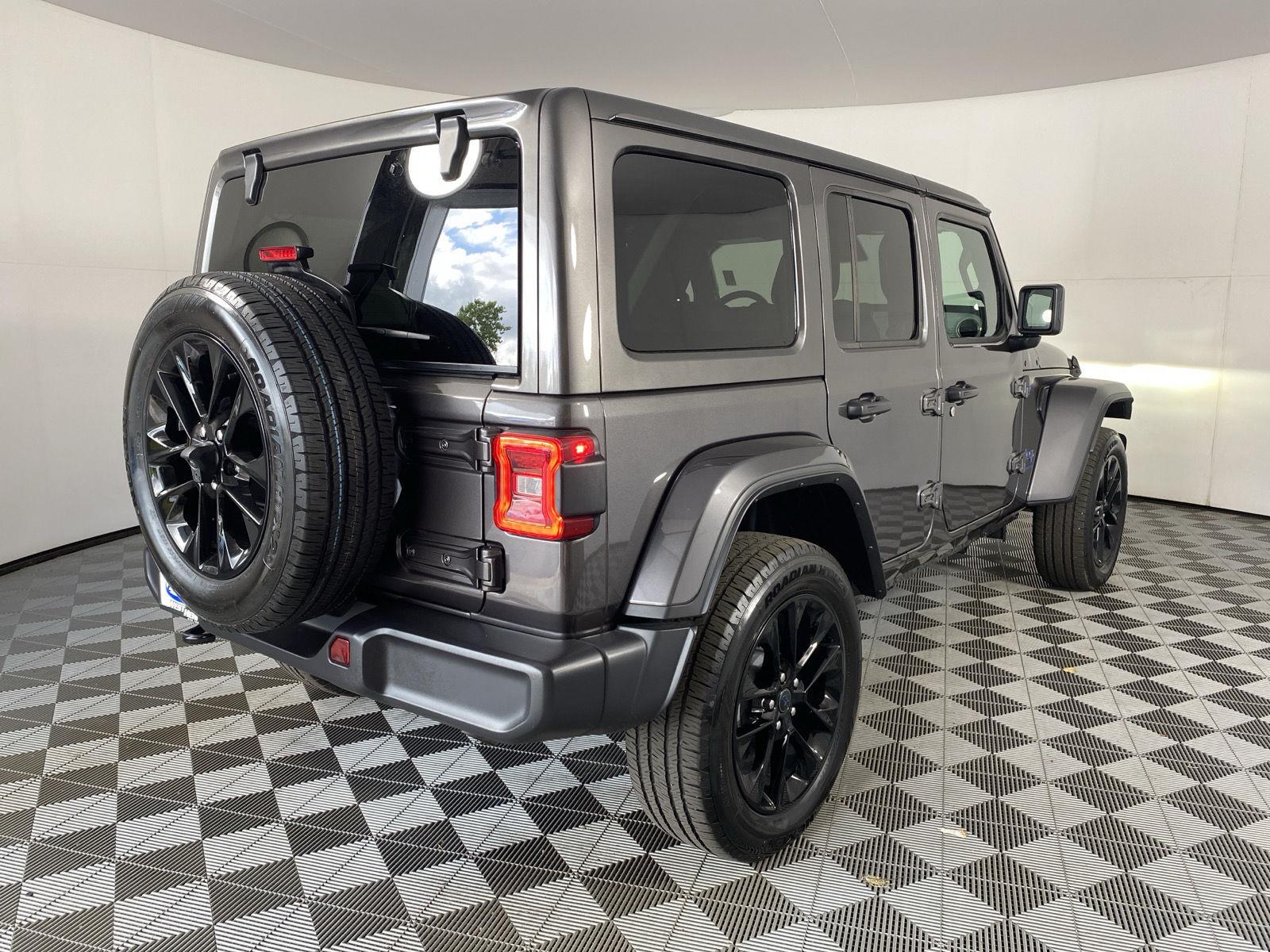 Used 2025 Granite Crystal Metallic Clearcoat Jeep Sahara image 6
