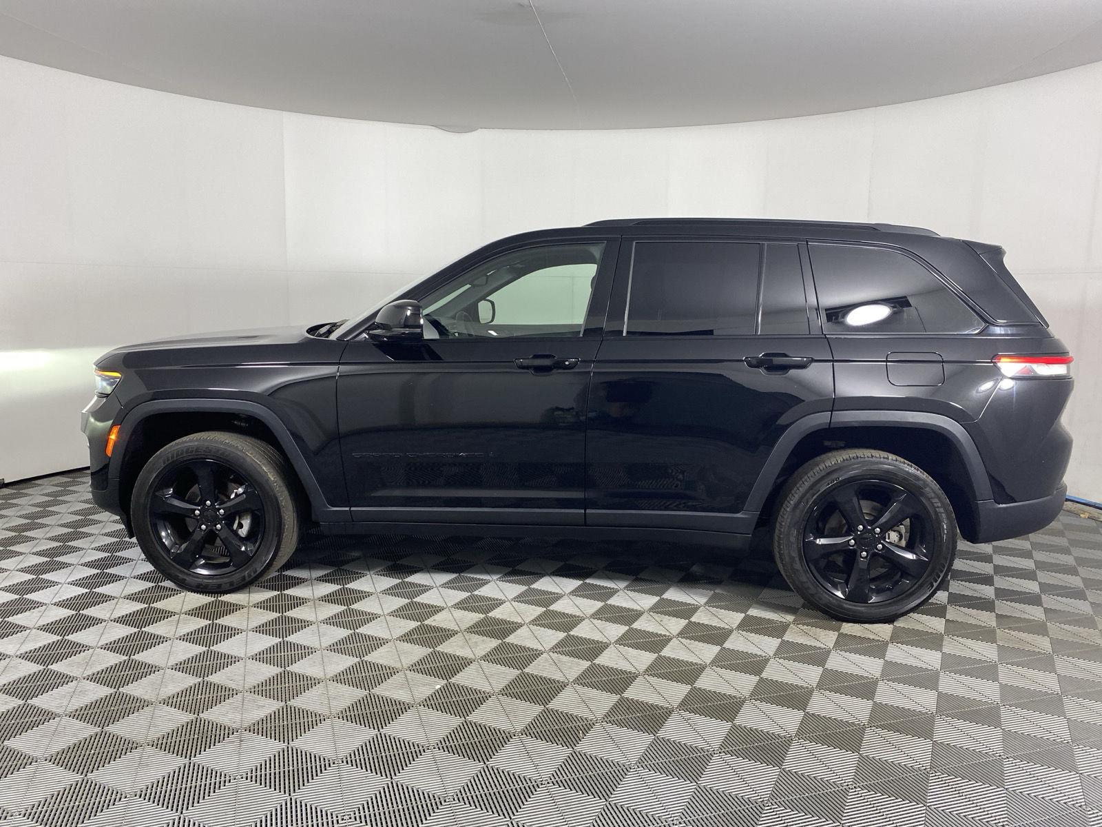Used 2024 Diamond Black Crystal Pearlcoat Jeep Altitude X image 13