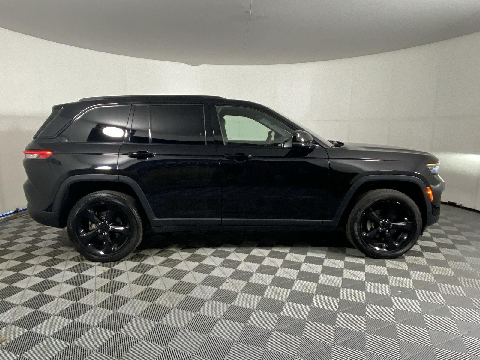 Used 2024 Diamond Black Crystal Pearlcoat Jeep Altitude X image 3