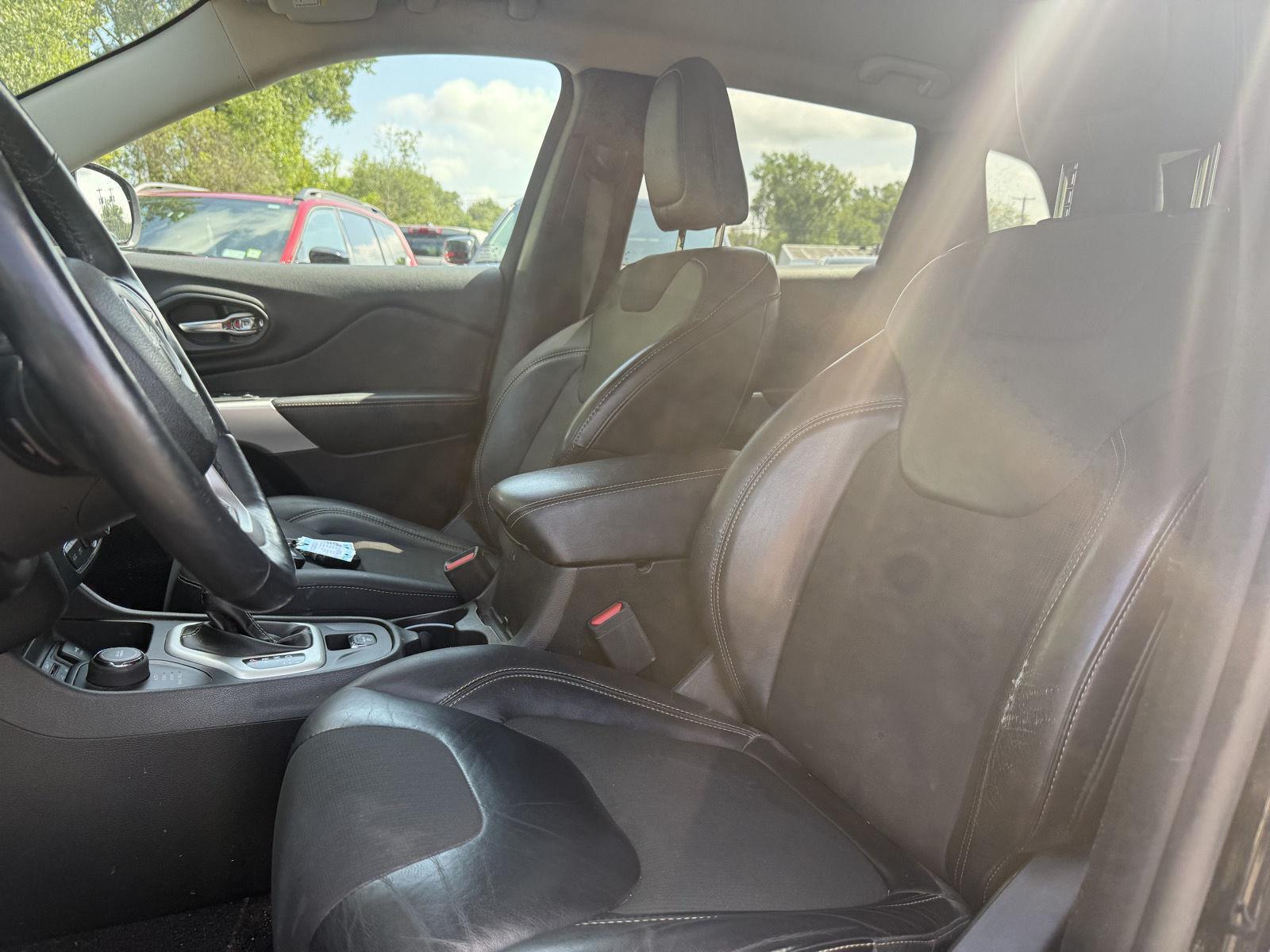 Used 2018 Diamond Black Crystal Pearlcoat Jeep Latitude Plus image 5
