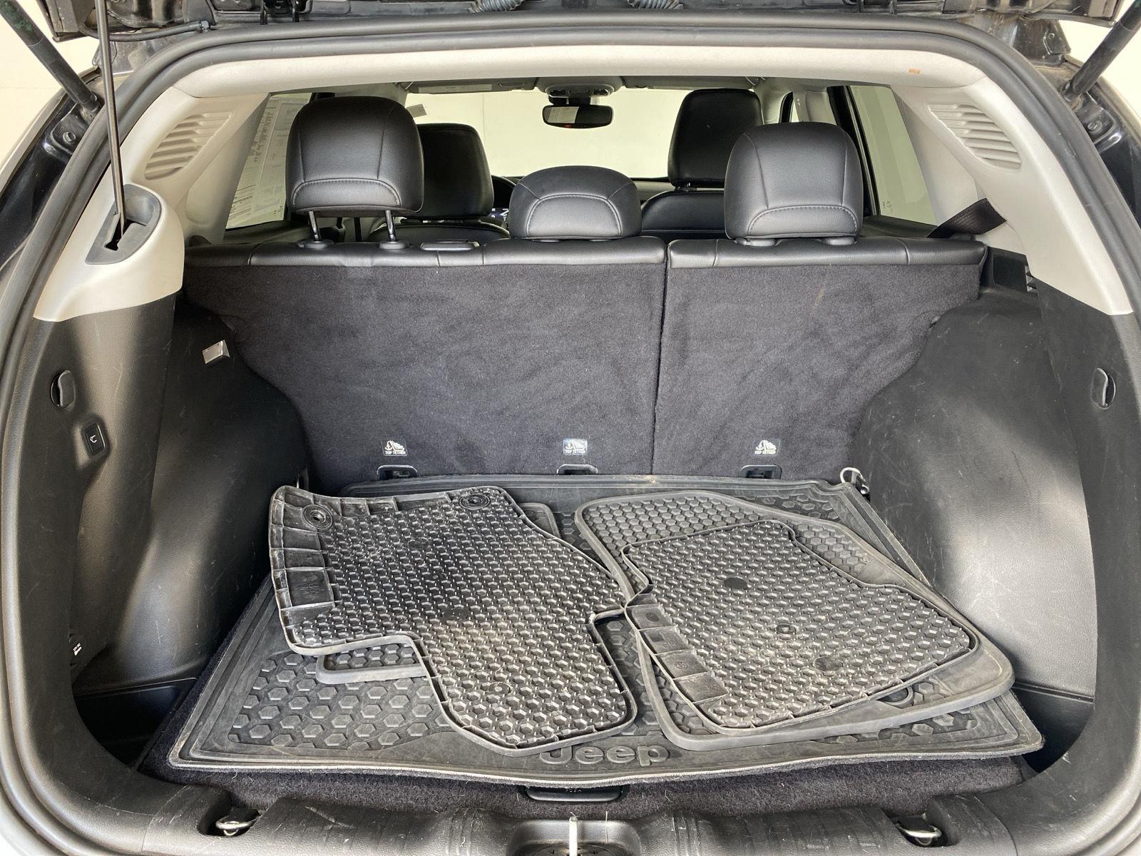 Used 2022 Diamond Black Crystal Pearlcoat Jeep Latitude image 20