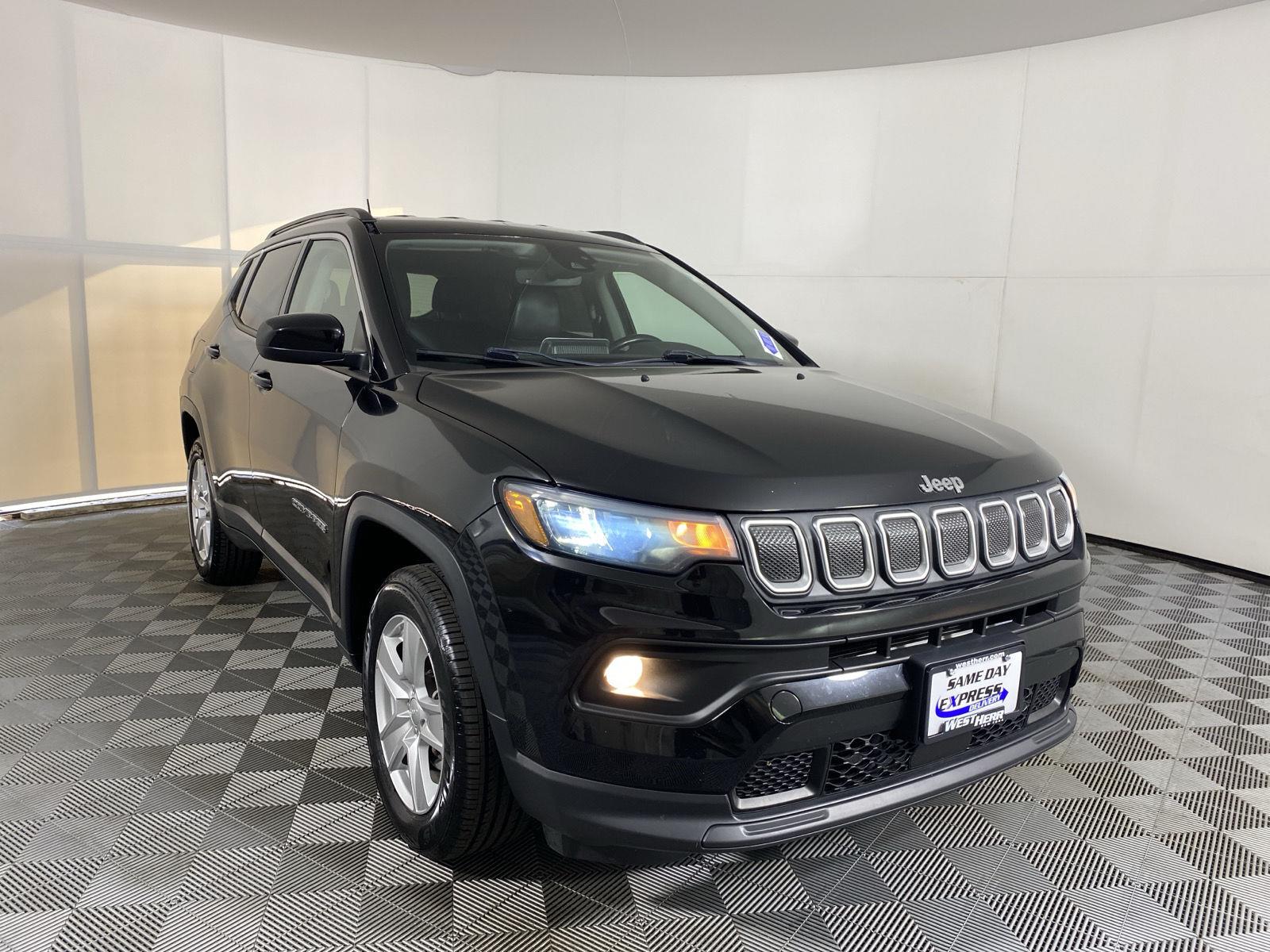 Used 2022 Diamond Black Crystal Pearlcoat Jeep Latitude image 8